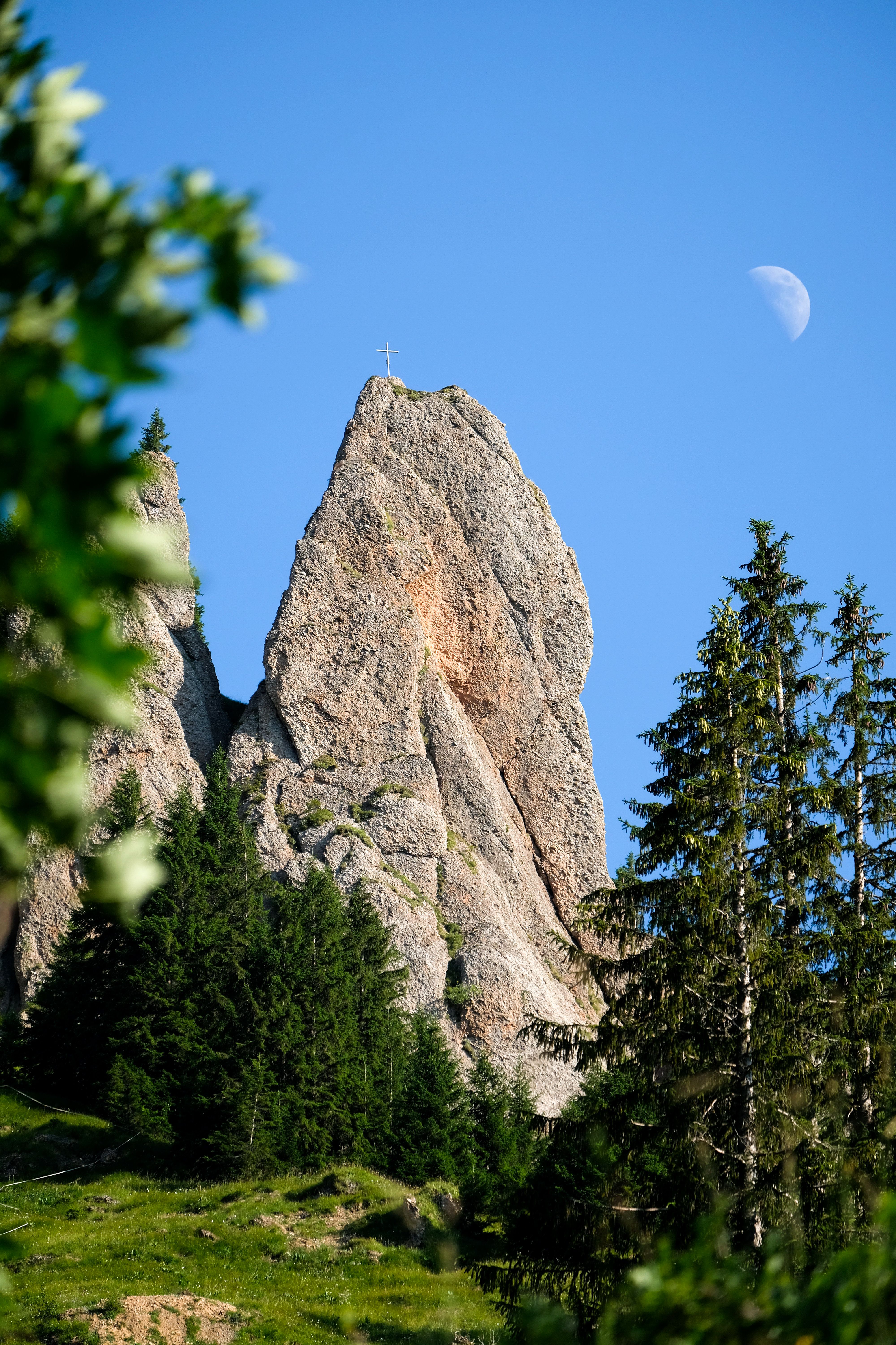 Bekannt ist der Siplingerkopf wegen seinen schönen klüftigen Wänden, die sich in den Himmel erstrecken. Die berühmteste von ihnen ist die eindrucksvolle Siplinger Nadel, die sich nordöstlich unterhalb des Gipfels befindet. Die bizarren Felsformationen bestehen aus Nagelfluh, ein Gestein aus größeren und kleineren rundlichen Geröllen ("Flusskieseln"), die auf natürliche Weise verkittet worden sind und somit einen zwar porigen, aber doch recht festen Stein bilden.