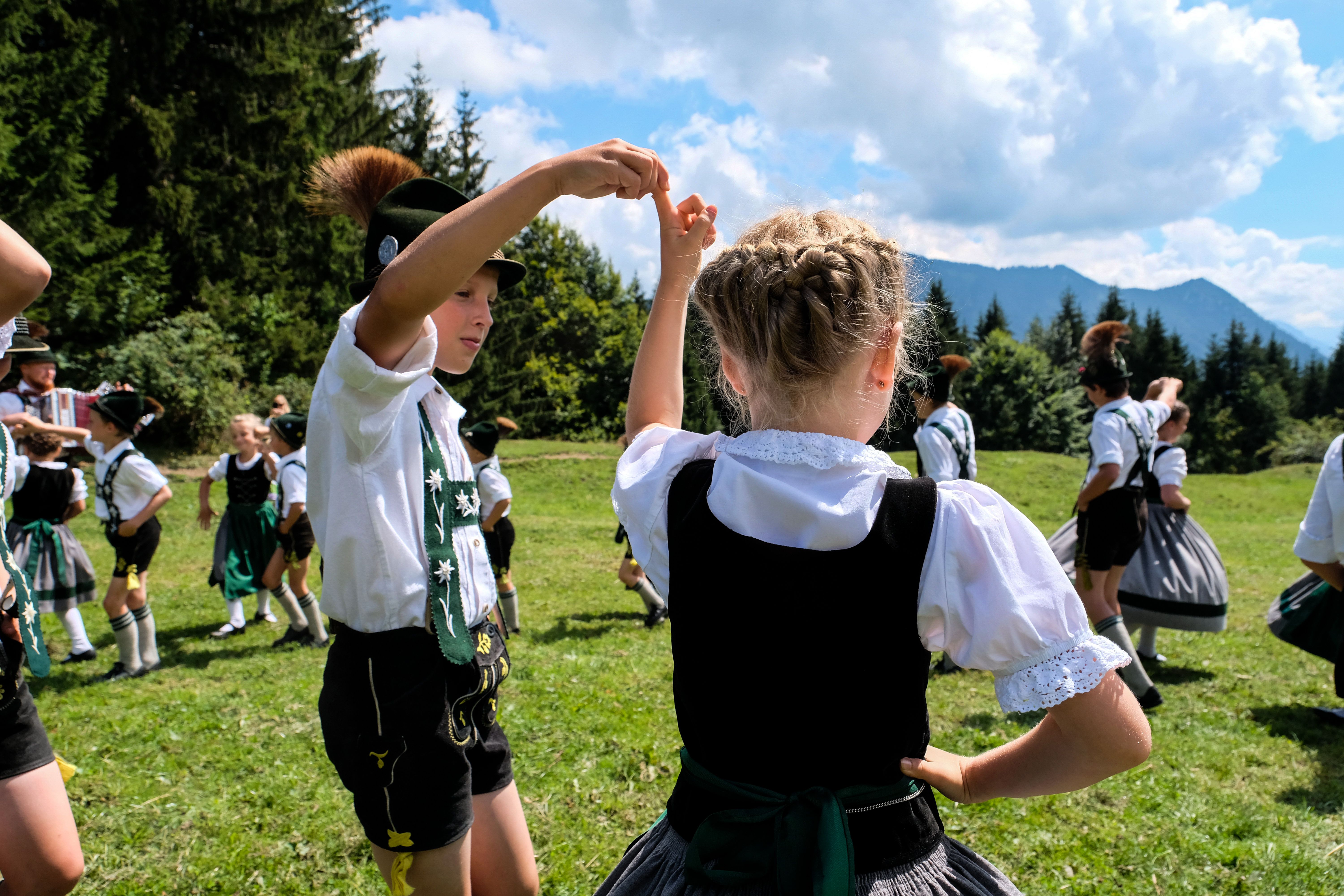 Mädchen und Jungen vom Trachtenverein Grüntebuebe führen am Heimatabend in Kranzegg in traditioneller Tracht Trachtentänze und Plattler auf.