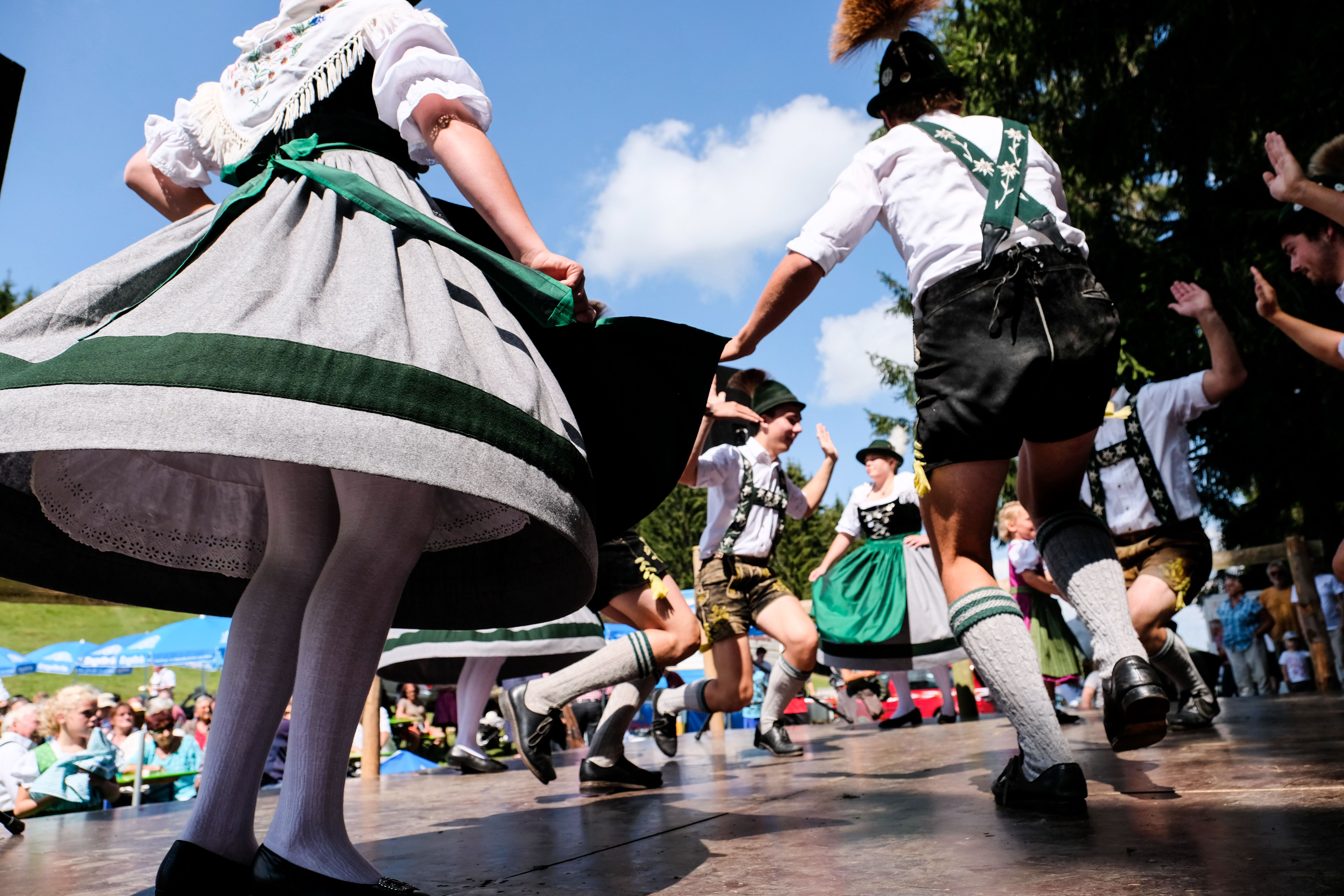 Die Aktive Gruppe des Trachtenvereins Grüntebuebe Kranzegg e. V. besteht aus 10 Paaren, die bei verschiedenen traditionellen Anlässen auftreten.