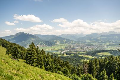 Ausblick vom Mittagberg über Sonthofen und den Grünten.