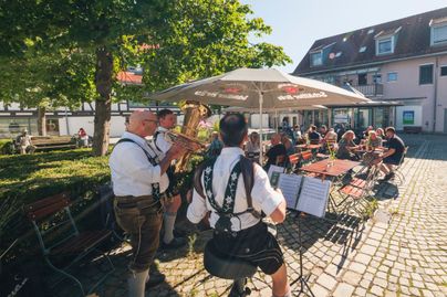 Auf dem Bräuhausplatz spielt die Stadtkapelle Immenstadt zünftige Blasmusik und begleitet das Weißwurstfrühstück, welches im Rahmen der Urlaubswochen im Städtle stattfindet 