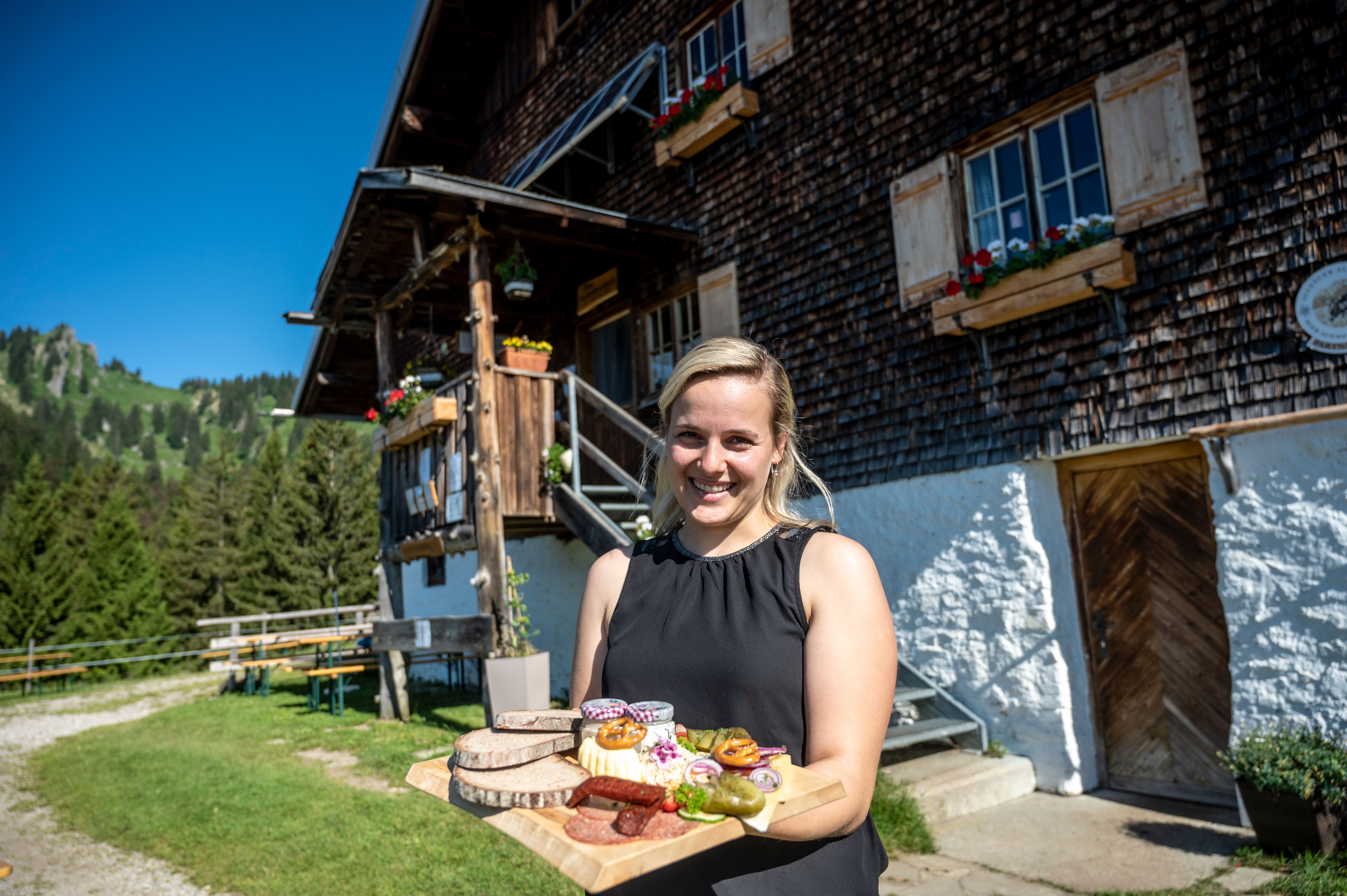 Gastfreundschaft und regionale Qualität verspricht die Einkehr auf der Alpe Vorder Krumbach oberhalb von Gunzesried. Erreichbar ist die Alpe vom Gunzesrieder Tal oder von der Bergstation der Mittagbahn.