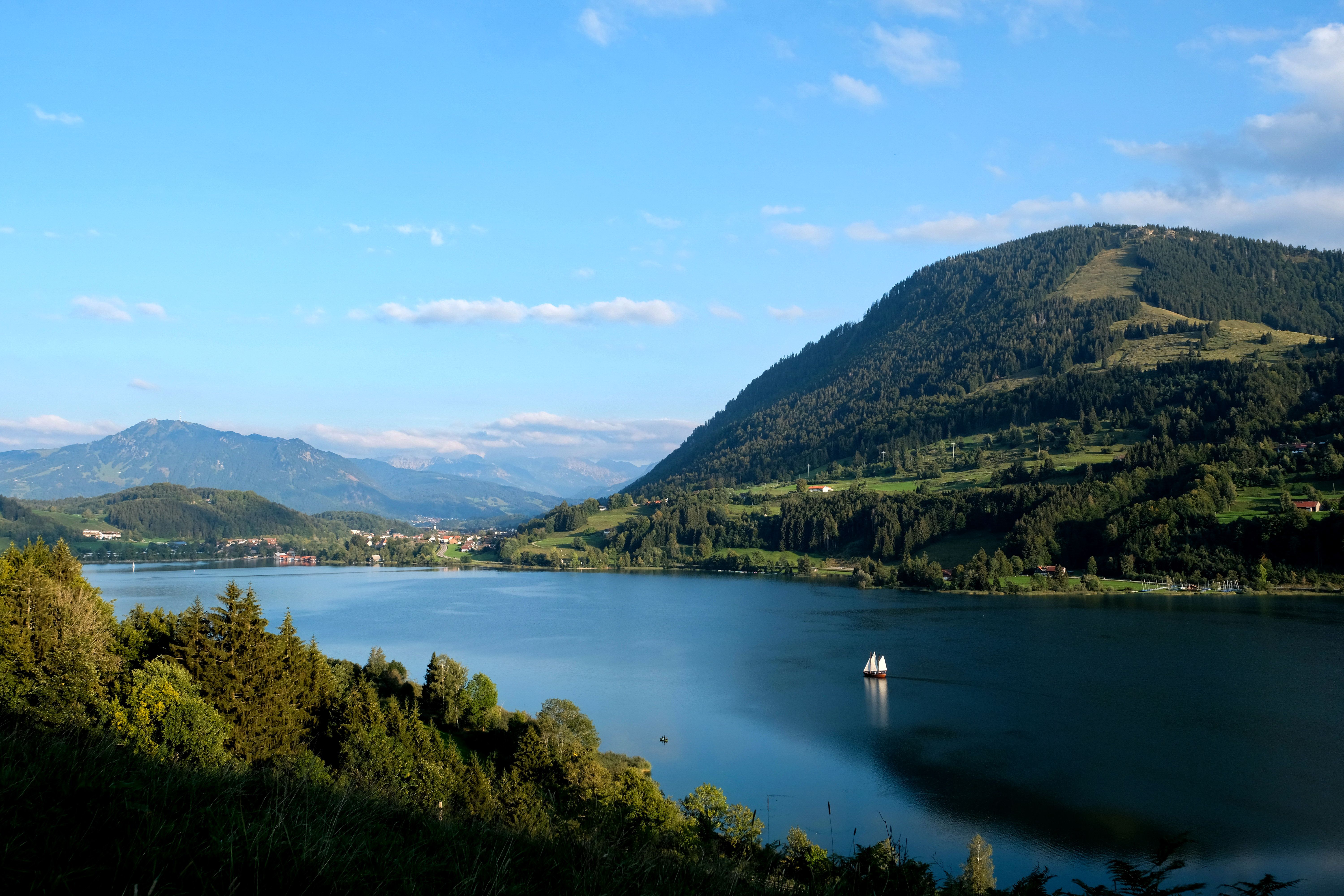 Der Große Alpsee bei Immenstadt ist mit 2,5 km2 der größte Natursee im Allgäu und gehört somit ohne Zweifel zu den wichtigsten Sehenswürdigkeiten. Der See erstreckt sich von West nach Ost mit gut 3 km Länge, von Nord nach Süd mit fast 1 km Breite und einer maximalen Tiefe von 22 m.Mit einem Umfang von 8 km ist der Natursee umrundet von Grünflächen aber auch Kies, Steinen und Sand. Der Flache Einstieg bietet die ideale Voraussetzung zum Baden und ist dadurch das perfekte Ausflugsziel für den Familienurlaub im Allgäu.