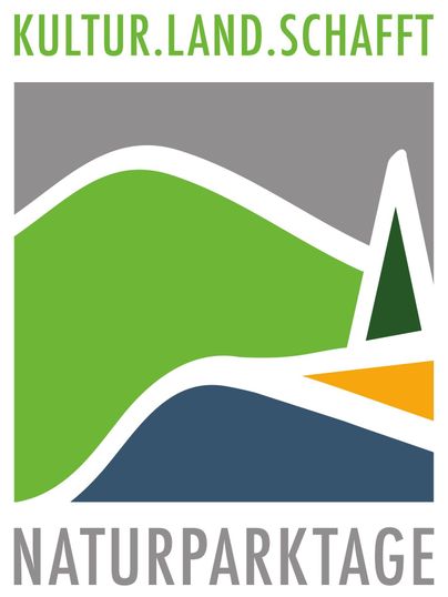 Ein modernes Logo mit den Worten "KULTUR.LAND.SCHAFFT" und "NATURPARKTAGE". Die Linien in verschiedenen Farben symbolisieren Landschaftselemente.
