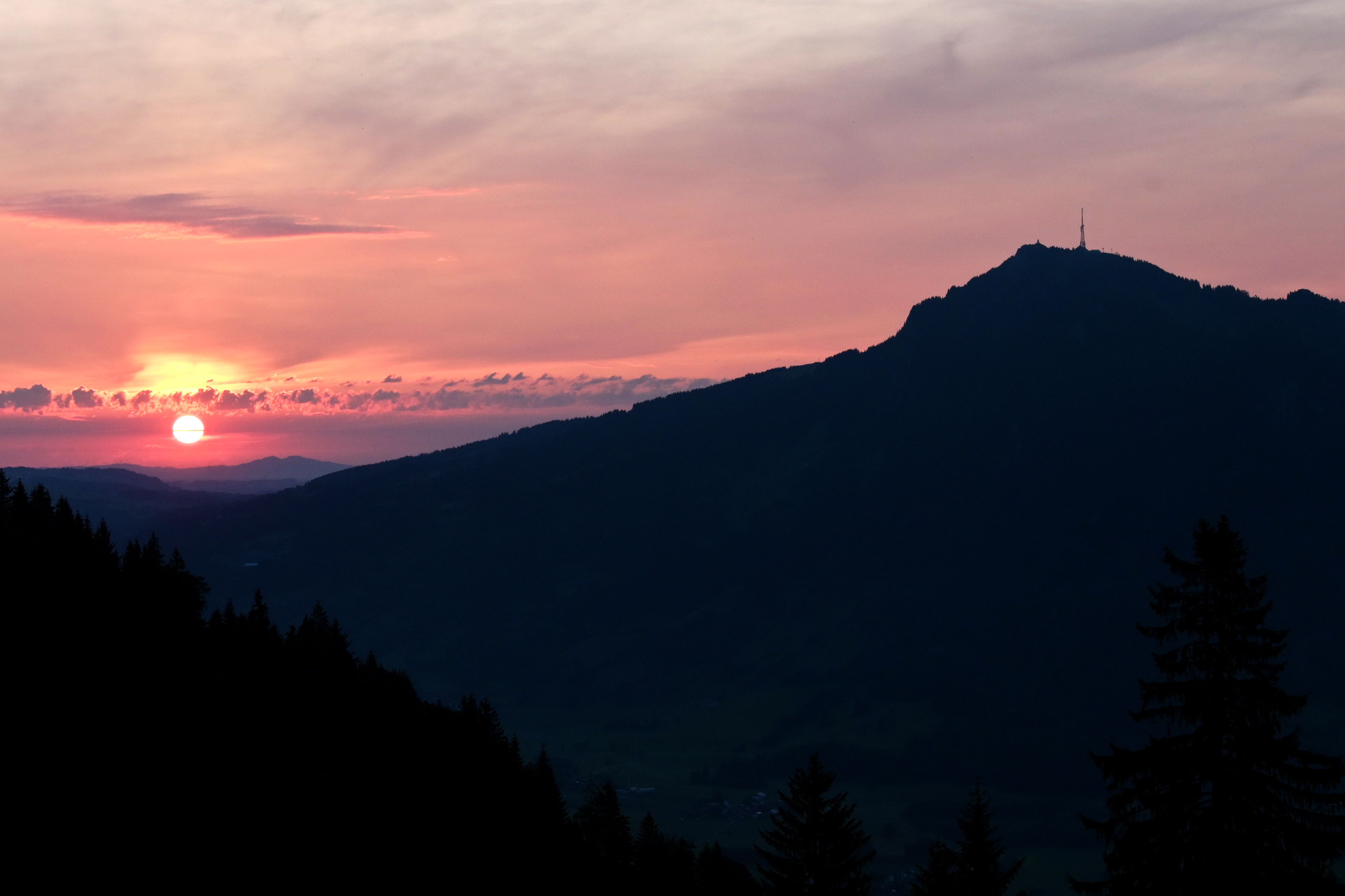 Die Sennalpe Oberberg auf 1.305 Metern Höhe ist seit vier Generationen im Besitz der Familie Beck und inmitten des Naturpark Nagelfluhkette, unterhalb des Mittagberges gelegen. Von dort aus hat man einen wunderbaren Bilck auf den Grünten. Er wird auch liebevoll "Der Wächter des Allgäus" genannt, und dass ist auch berechtigt.