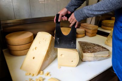 Im Verkaufsladen der Sennerei Gunzesried befindet sich eine kleine Einkehrstube, in der die Kunden die Möglichkeit haben, die hochwertige Ware sofort zu probieren.