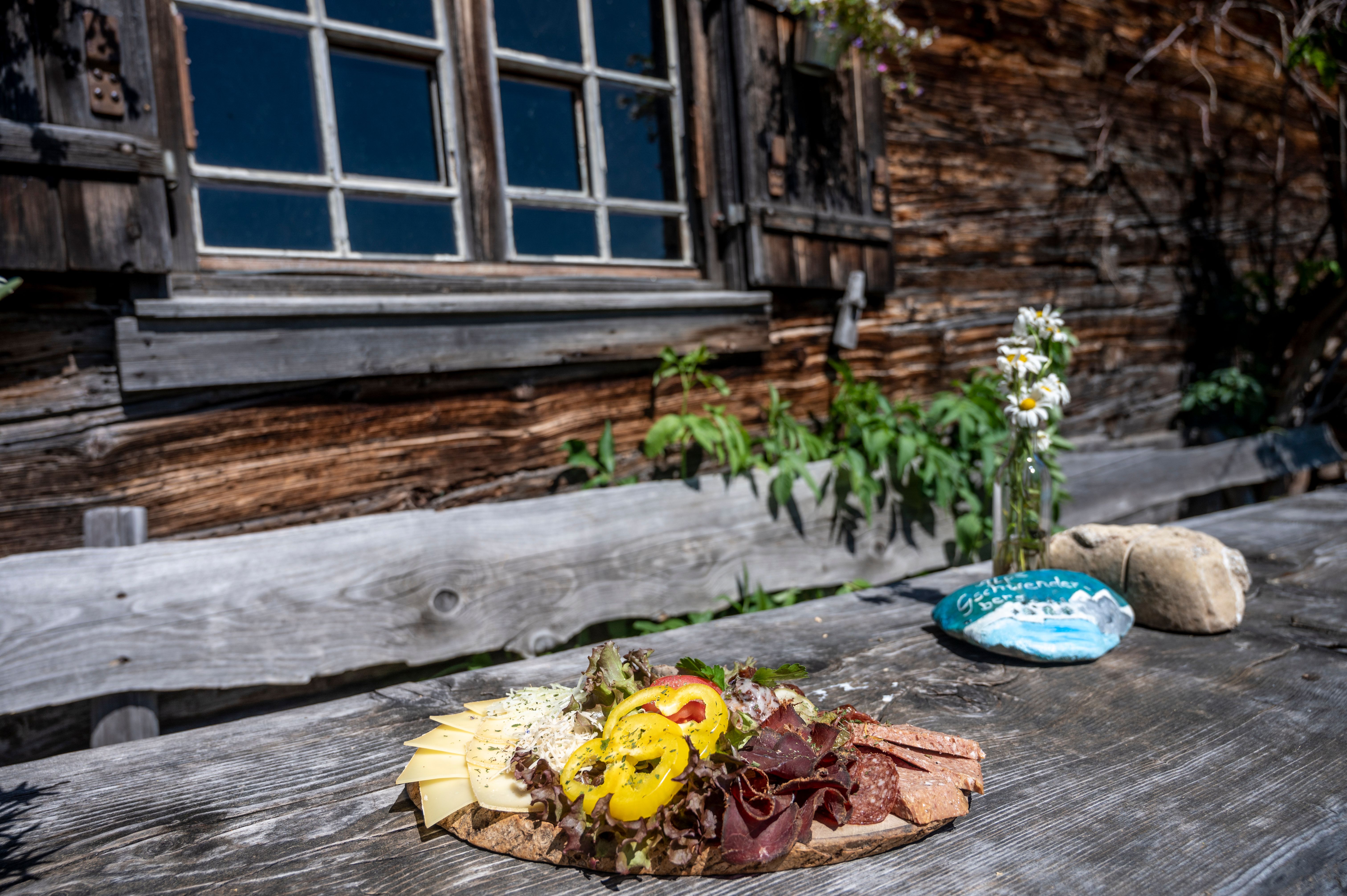 Eine schmackhafte Brotzeit mit ausschließlich regionalen Zutaten bietet die Alpe Gschwenderberg im Naturpark Nagelfluhkette in Immenstadt.