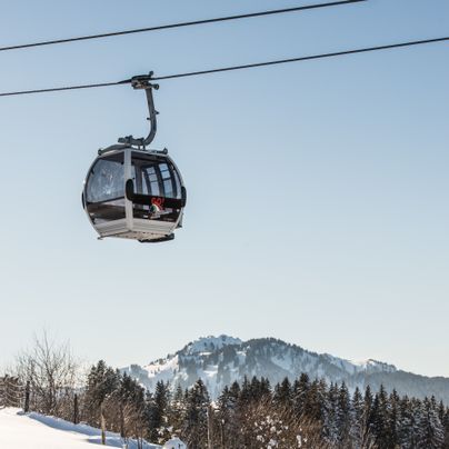 Moderne Kabinen- und Sesselbahnen sowie breite und schneesichere Pisten machen das Skigebiet GO Ofterschwang-Gunzesried aus. Auf 18 Pistenkilometer ist von der Weltcup-Abfahrt über gemütliche Familien-Pisten bis hin zur fast 4 km langen Genuss-Abfahrt über die Märchenwiese hinunter nach Gunzesried für jeden Anspruch und jedes Können etwas geboten.
