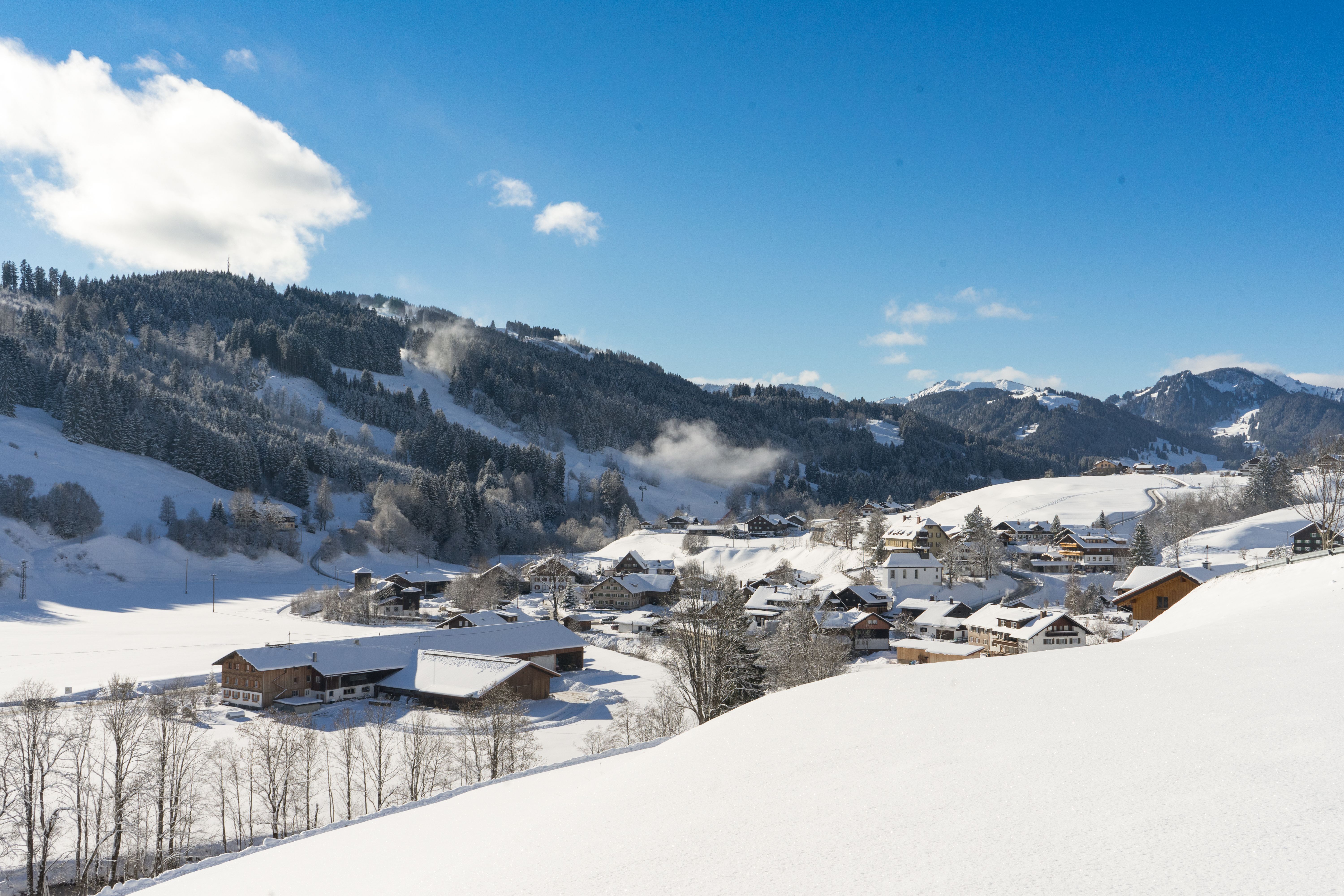 Blick über das schneebedeckte Gunzesried, ein Ortsteil der Gemeinde Blaichach Im Winter kommen hier sowohl Skifahrer als auch Langläufer voll auf ihre Kosten. Das Tal bietet Platz für Schneeschuhtouren und auch Möglichkeiten für Skitourengeher.