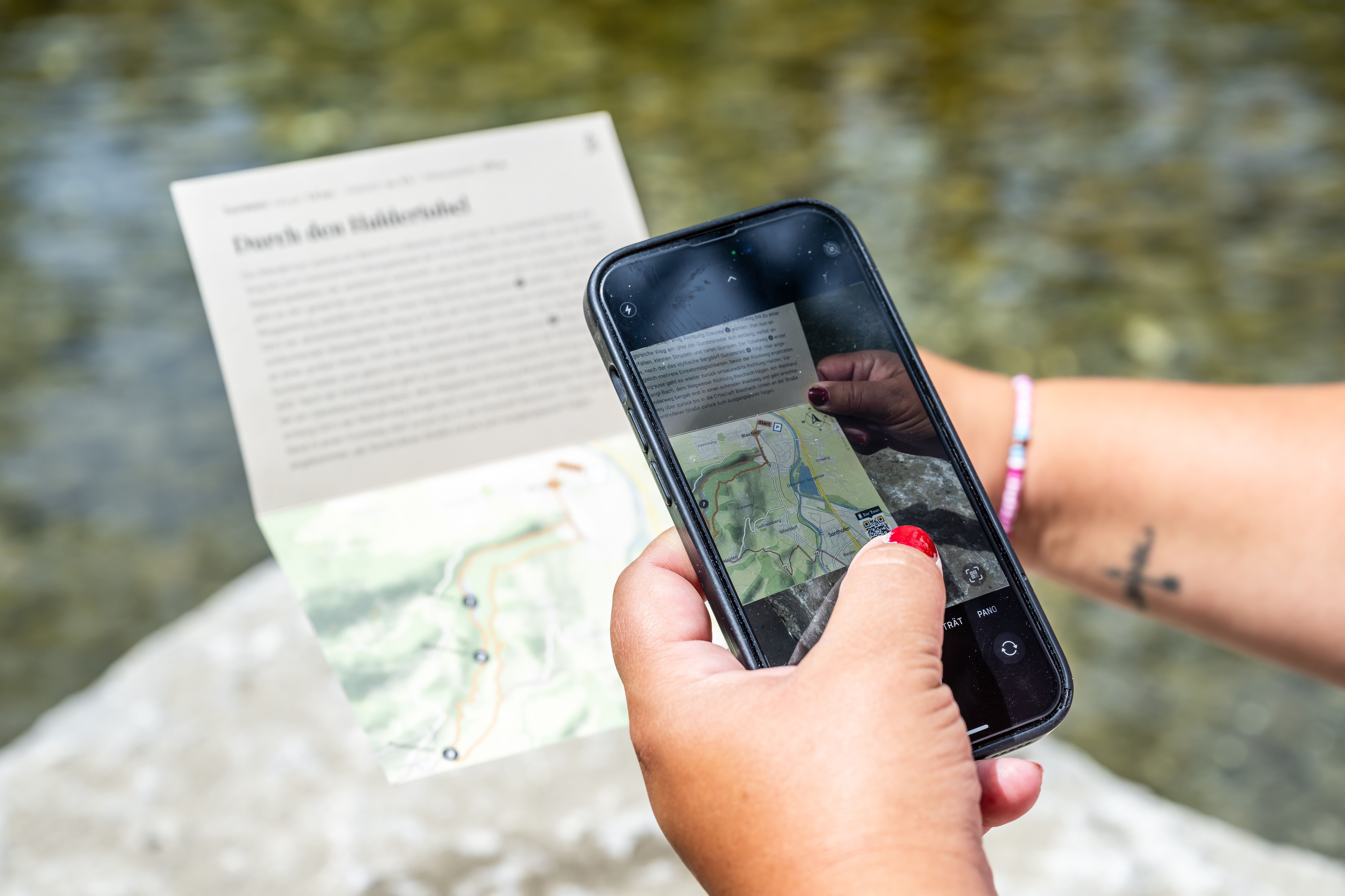 Auf den Tourensammelkarten von Alpsee-Grünten Tourismus befindet sich ein QR-Code der gescannt werden kann. Mit ihm gelangt man auf die digitale Tourenbeschreibung.