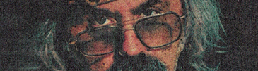 Ein älterer Mann mit grauem Haar und einer Brille schaut direkt in die Kamera. Seine Gesichtszüge sind markant und ernst.