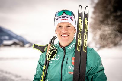 Nahaufnahme von ehemaligen Langlaufprofi Sebastian Eisenlauer mit Langlaufski und Stöcken vor der Loipe in Hinang.