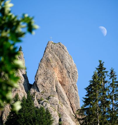 Bekannt ist der Siplingerkopf wegen seinen schönen klüftigen Wänden, die sich in den Himmel erstrecken. Die berühmteste von ihnen ist die eindrucksvolle Siplinger Nadel, die sich nordöstlich unterhalb des Gipfels befindet. Die bizarren Felsformationen bestehen aus Nagelfluh, ein Gestein aus größeren und kleineren rundlichen Geröllen ("Flusskieseln"), die auf natürliche Weise verkittet worden sind und somit einen zwar porigen, aber doch recht festen Stein bilden.