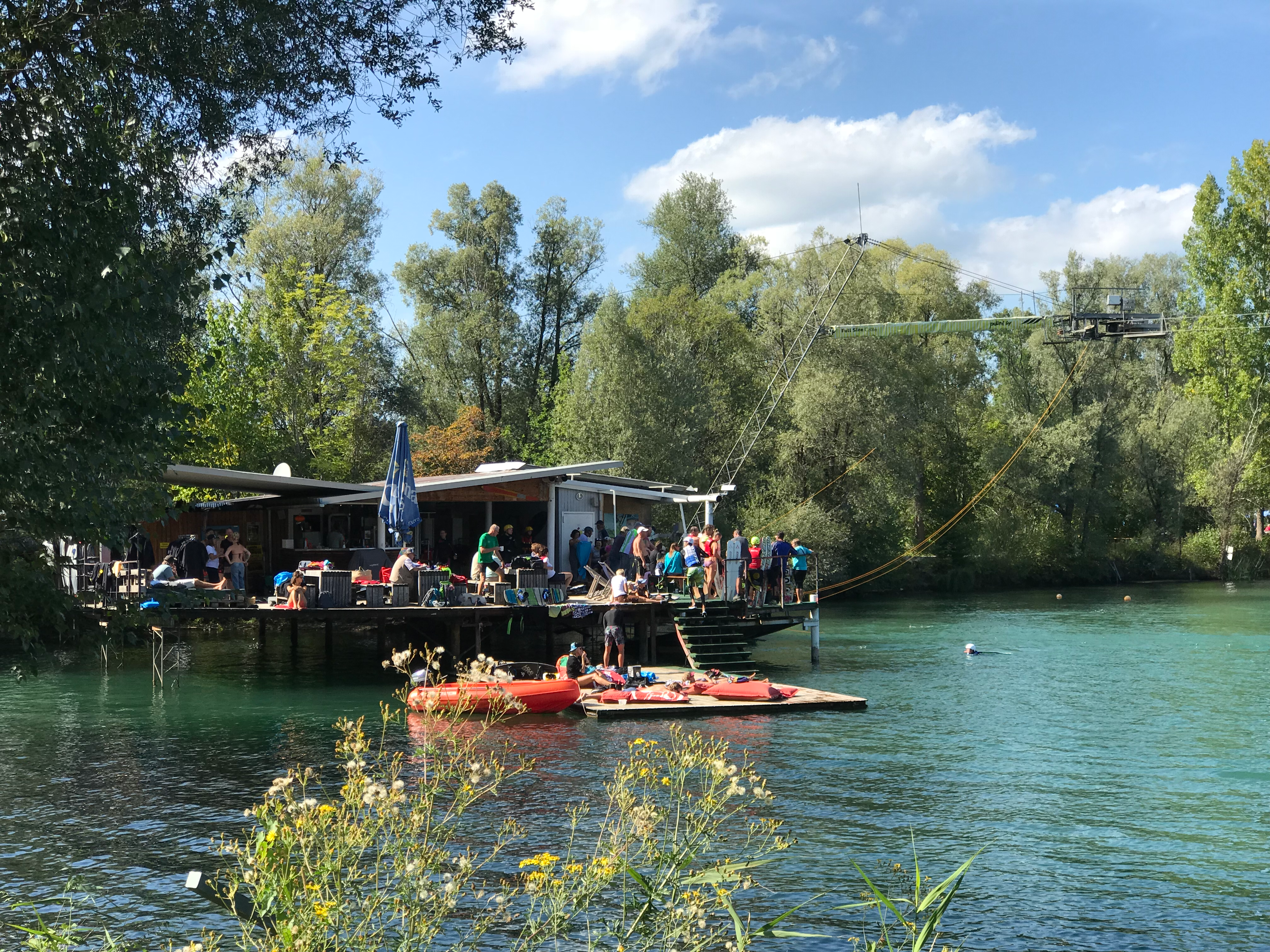 Eine der drei Wasserskianlagen am Inselsee Allgäu. Ein beliebtes Ausflugsziel für Wasserski und Wakeboardfahrer aber auch für Besucher im Café.