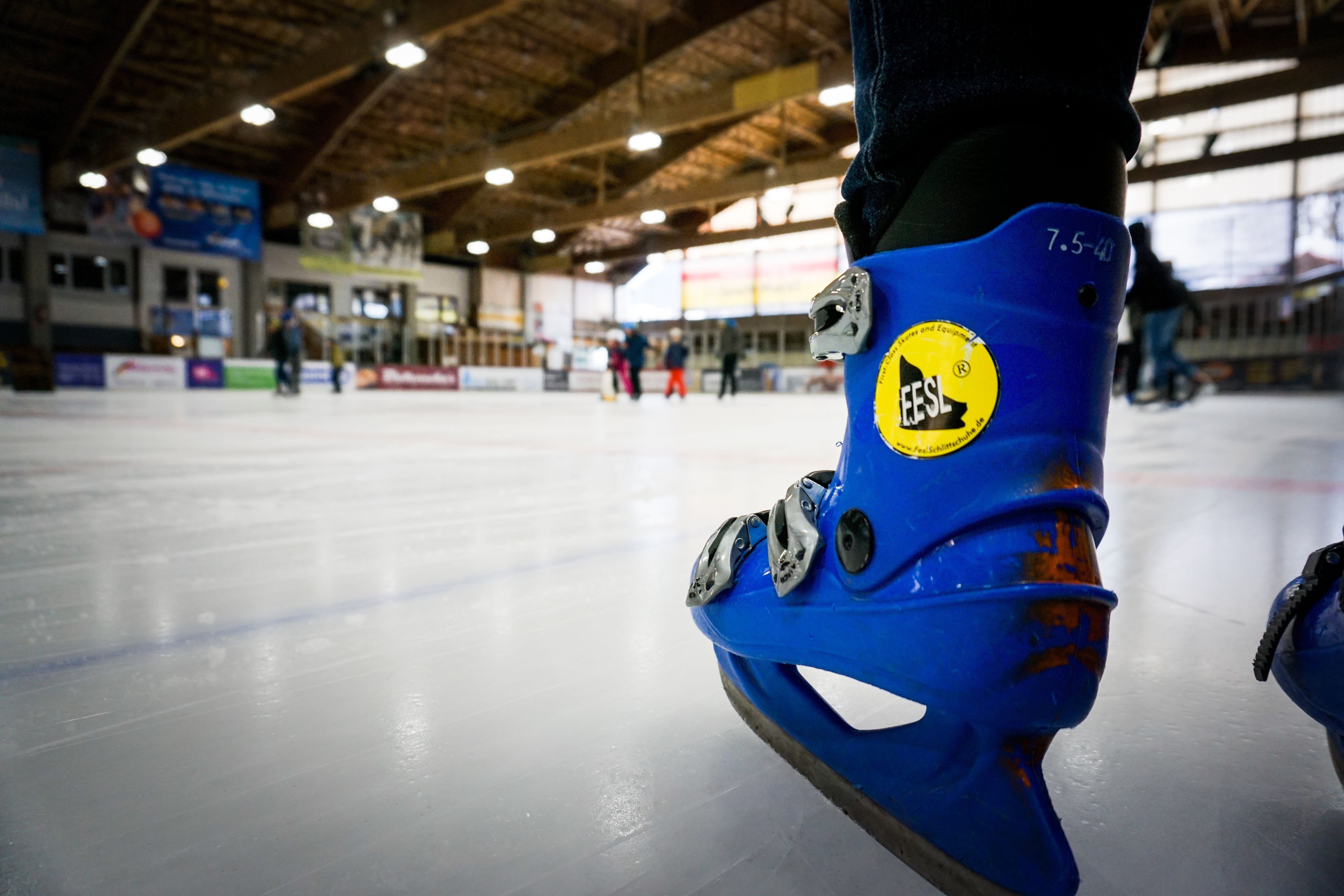 Ein Schlittschuhläufer steht in der Eissporthalle in Sonthofen.