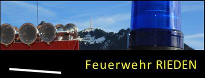 Ein Feuerwehrfahrzeug mit blauen Blaulicht und mehreren Scheinwerfern. Im Hintergrund sind Berge zu sehen.