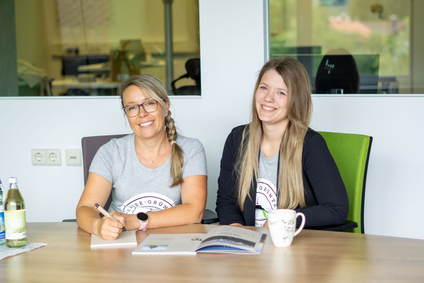 Die Kolleginnen Nicole Hübner und Jessica Wehner im Besprechungsraum der Alpsee-Grünten Tourismus GmbH.