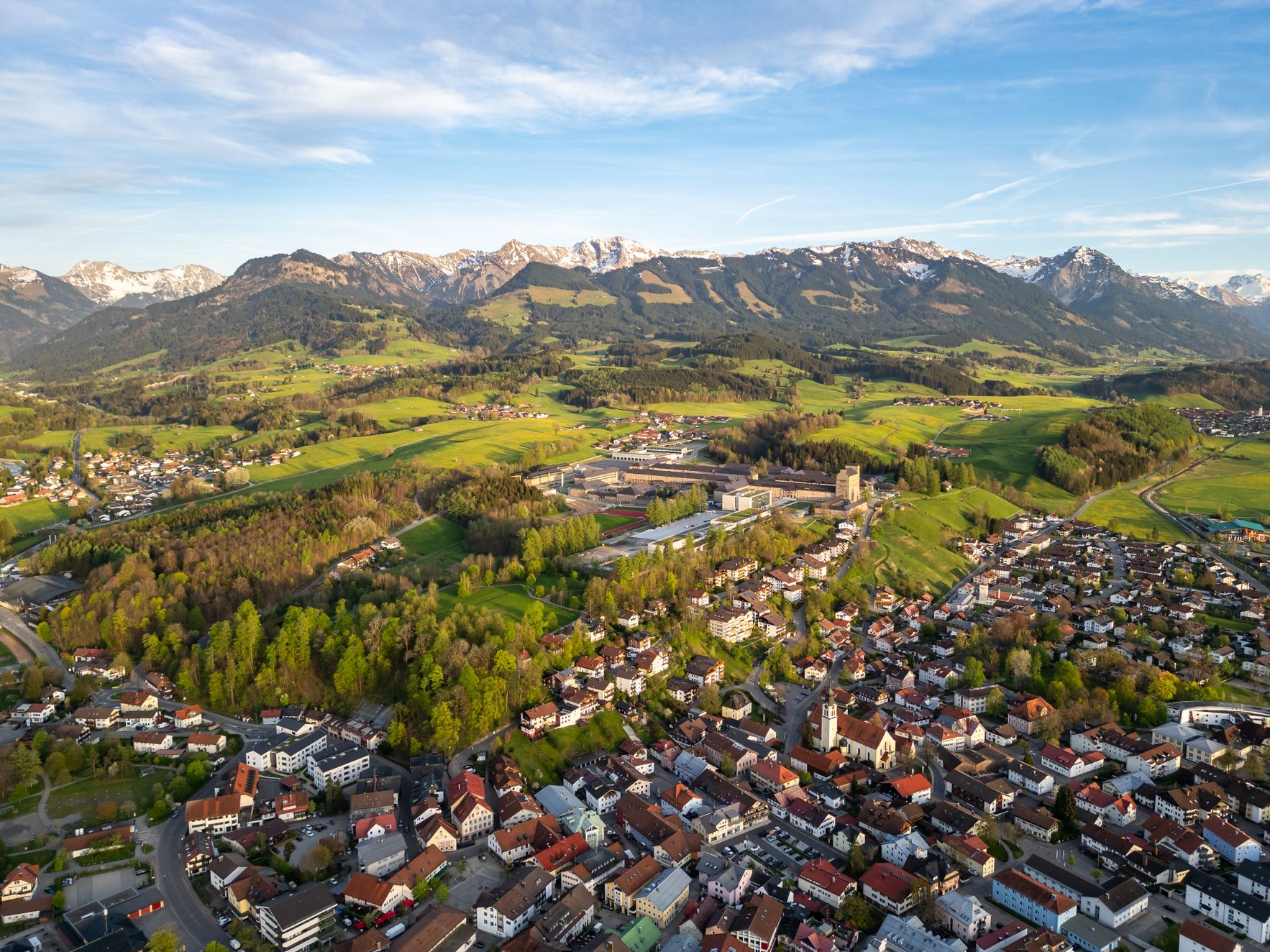 Sonthofen aus der Luft Richtung GOB-Kaserne und Allgäuer Hochalpen
