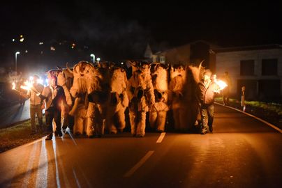 Am 6. Dezember findet das traditionelles Klausentreiben in Burgberg statt. Die Klausen ziehen mit Fackeln ausgestattet von Burgberg in den Ortsteil Agathazell.