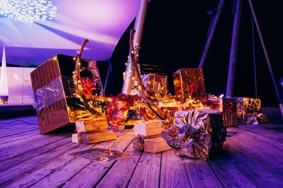 Geschenke eingewickelt in goldenes Geschenkpapier auf der Seebühne am Großen Alpsee bei Immenstadt.