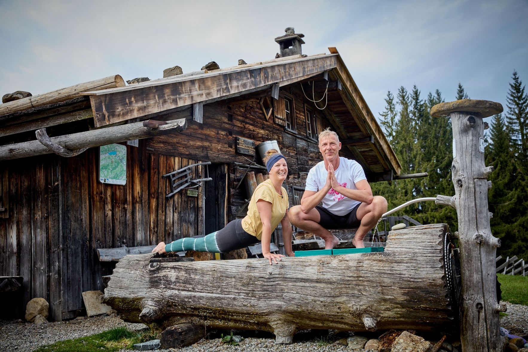 Personen die vor der Alpe Gschwenderberg Yoga machen 