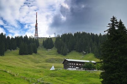 Das Grüntenhaus befindet sich direkt unter dem Sendemast des Grüntengipfels. Das Grüntenhaus war das erste Hotel in den Allgäuer Alpen und wurde 1854 im Auftrag von Carl Hirnbein erbaut.