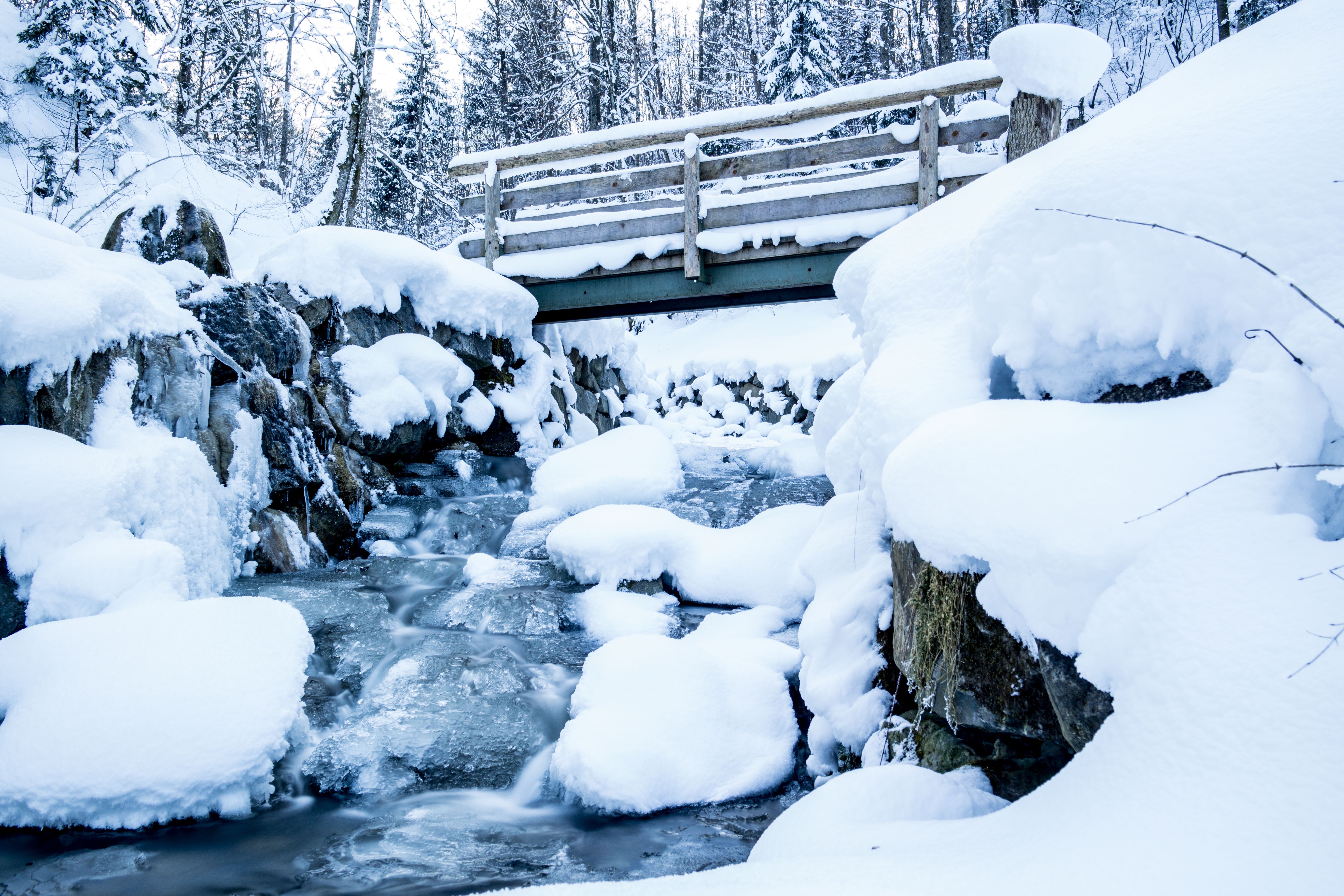 Eine kleine verschneide Brücke führt im Winter über den Bach im Sonthofener Ortsteil Margarethen.