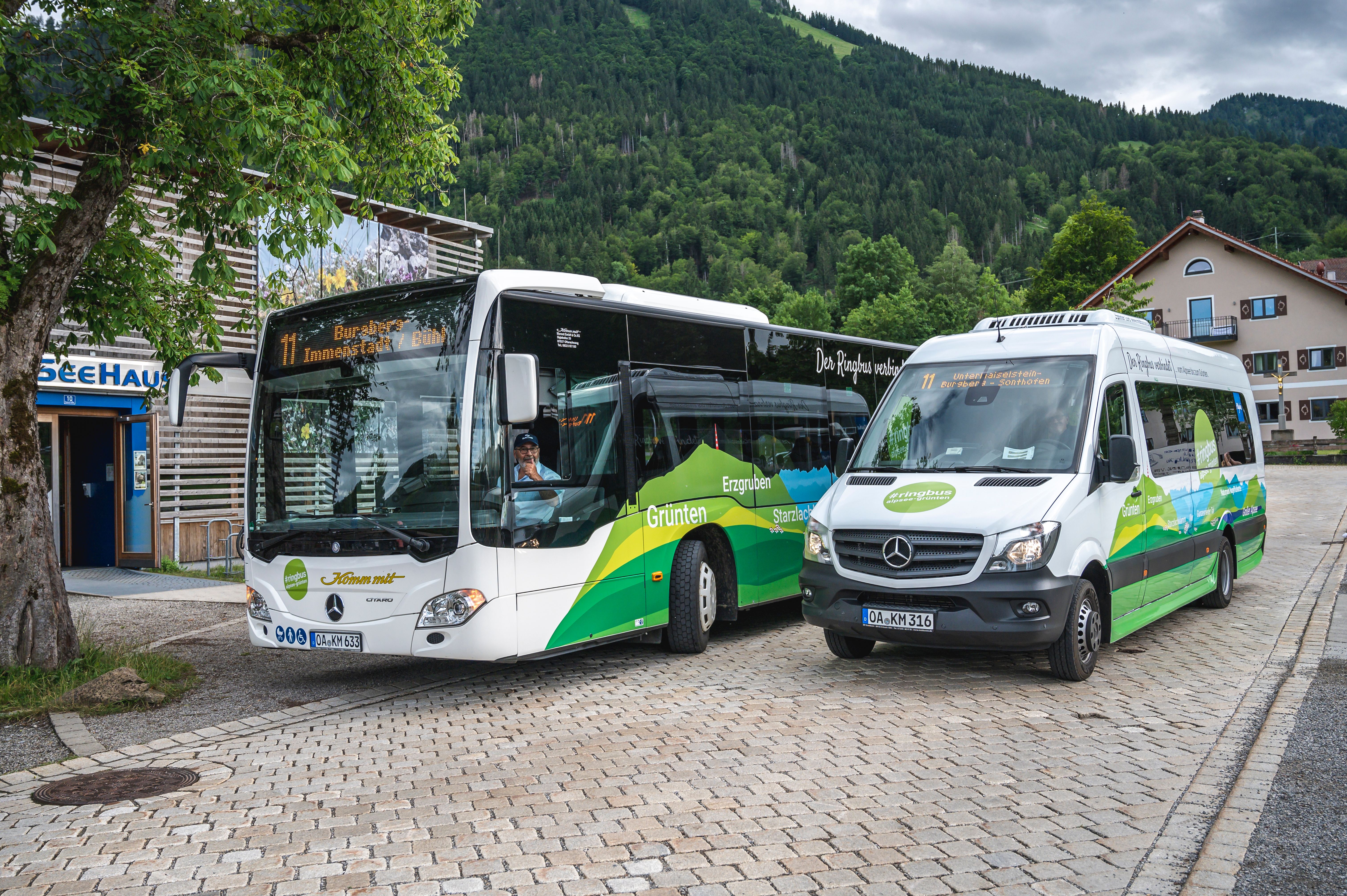 Ein kleiner und ein großer Ringbus stehen an der Bushaltestalle am Alpseehaus in Immenstadt.