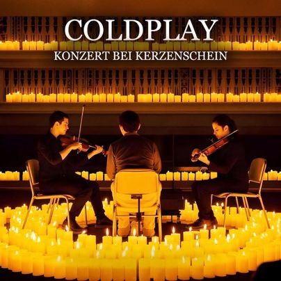 Ein intimes Konzert von Coldplay, umgeben von zahlreichen Kerzen. Die Musiker spielen in einem warmen, stimmungsvolle Licht.