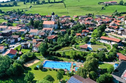 Das südlichste Brauereidorf Deutschlands residiert in sonnenverwöhnter Panoramaloge über dem Illertal, an den Bergflanken des Grünten.Ein einfaches Schwimmer & Nichtschwimmerbecken, das praktische Babyplanschbecken, ein toller Beach-Volleyballplatz und die gute alte Tischtennisplatte, sind die Highlights des nostalgischen Rettenberger Freibads.