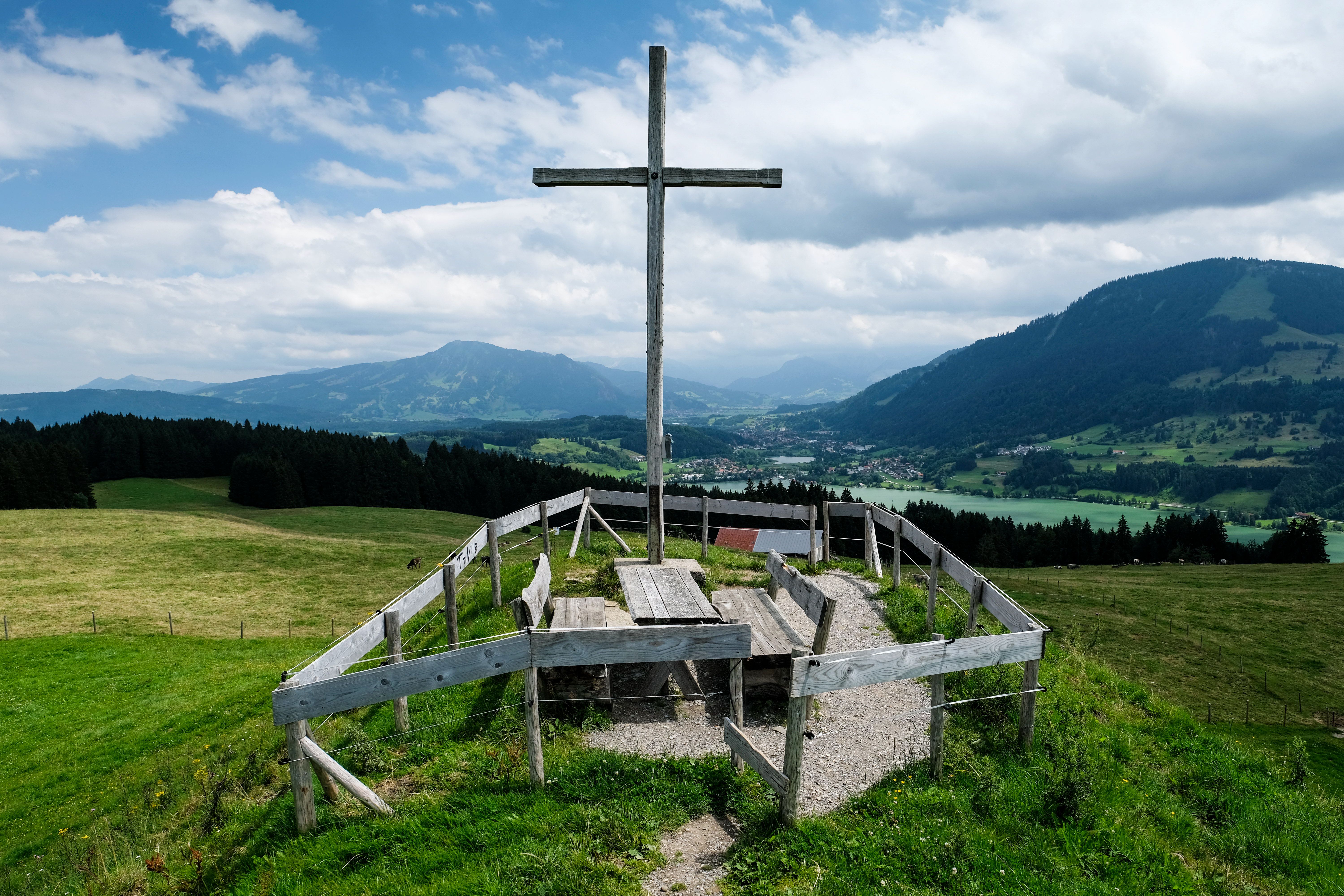 Der Große Alpsee bei Immenstadt ist mit 2,5 km2 der größte Natursee im Allgäu und gehört somit ohne Zweifel zu den wichtigsten Sehenswürdigkeiten. Der See erstreckt sich von West nach Ost mit gut 3 km Länge, von Nord nach Süd mit fast 1 km Breite und einer maximalen Tiefe von 22 m.Mit einem Umfang von 8 km ist der Natursee umrundet von Grünflächen aber auch Kies, Steinen und Sand. Der Flache Einstieg bietet die ideale Voraussetzung zum Baden und ist dadurch das perfekte Ausflugsziel für den Familienurlaub im Allgäu.