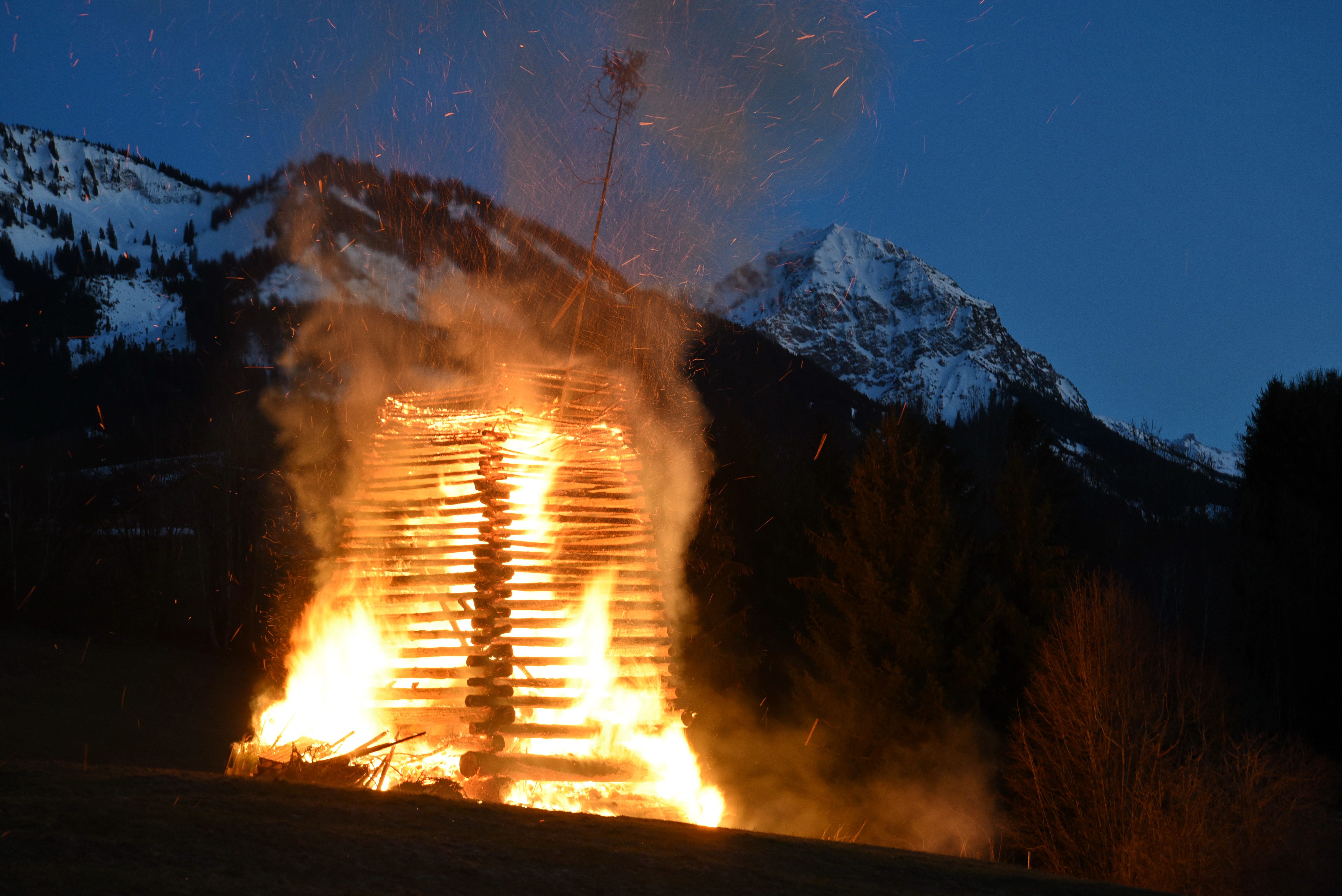 Am ersten Sonntag nach Fasching werden in den meisten Orten im Allgäu Funken entzündet, um die bösen Geister des Winters zu vertreiben. Besonders im Sonthofer Ortsteil Altstädten gibt es einen der schönsten Funken im Allgäu zu bewundern.