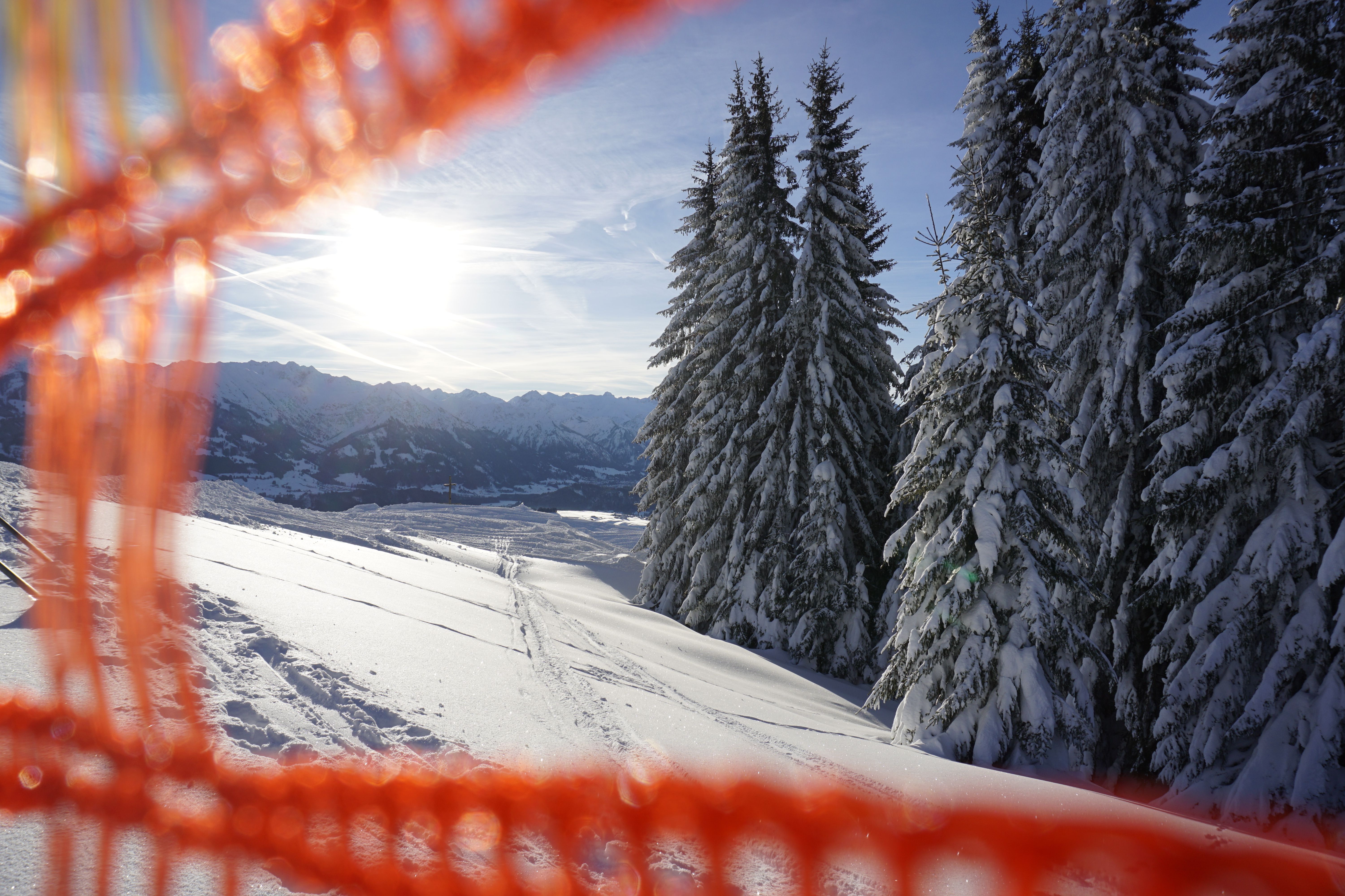 Blick durch das netzt auf der Skipiste des Skigebiets Gunzesried-Ofterschwang.