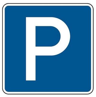 Ein blaues Verkehrsschild mit einem großen weißen "P". Es zeigt an, dass hier Parkmöglichkeiten vorhanden sind.