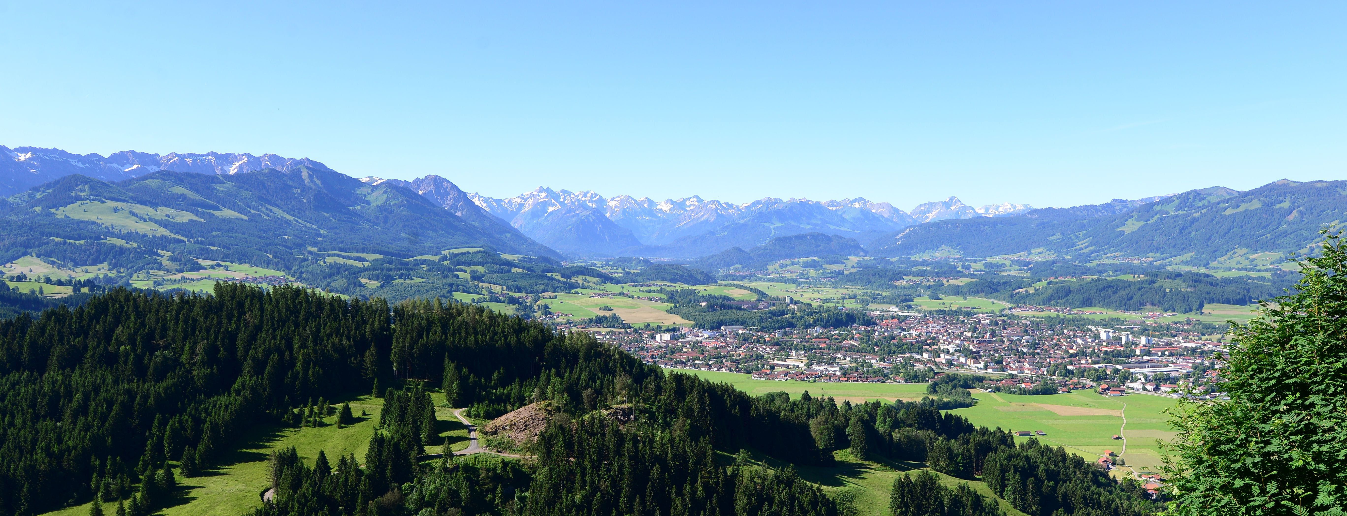 Bei einer Wanderung auf den Grünten ergibt sich oberhalb der Alpe Weiherle einen herrlichen Ausblick auf die Stadt Sonthofen, die Sonnenkopf-Gruppe und das Naturschutzgebiet Allgäuer Hochalpen.