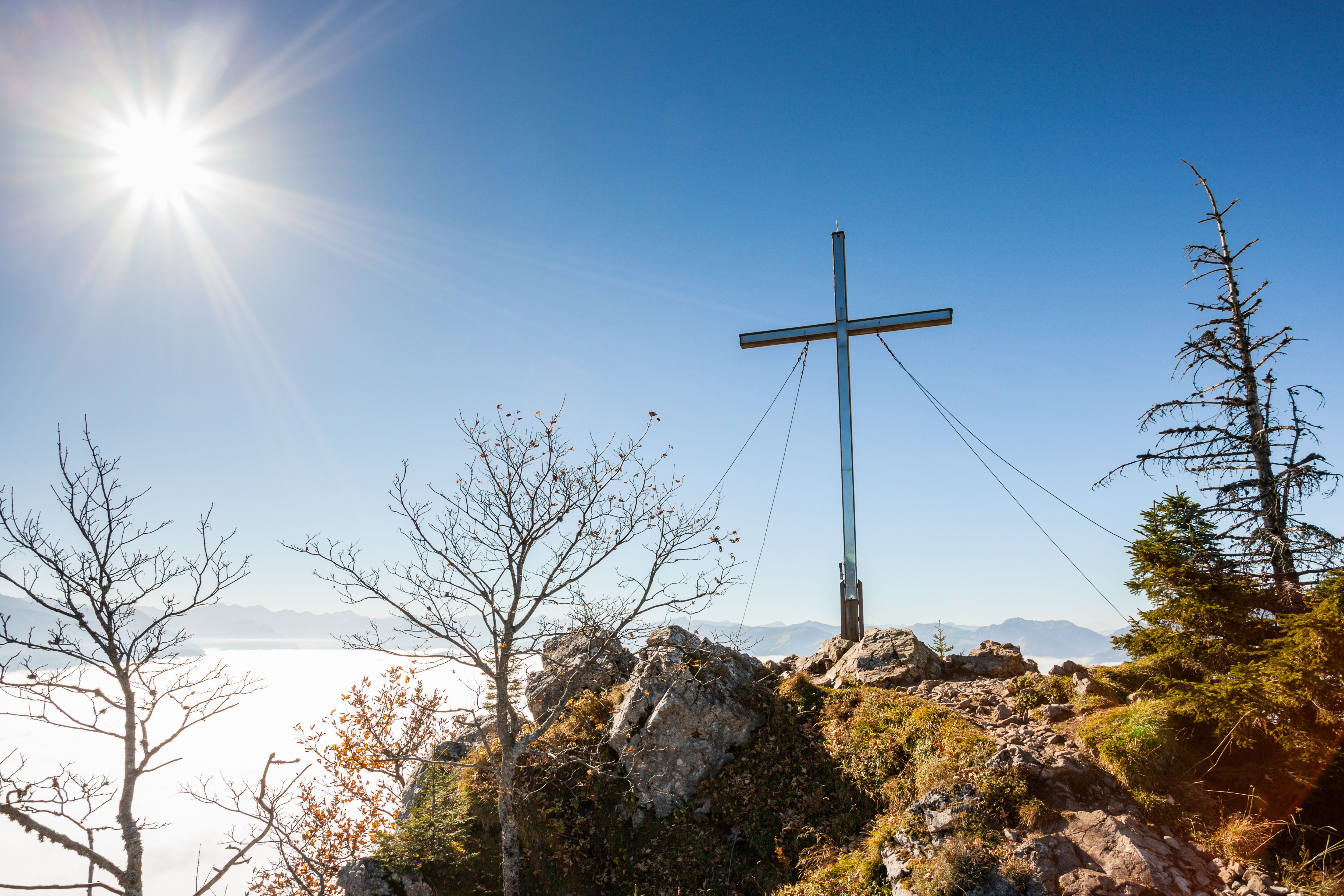 Das Gipfelkreuz des Burgberger Hörnle im Herbst.