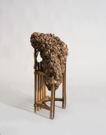 Ein kreatives Möbelstück aus Holz mit einer ungewöhnlichen, strukturierten Oberfläche. Es kombiniert natürliche Materialien mit modernem Design.