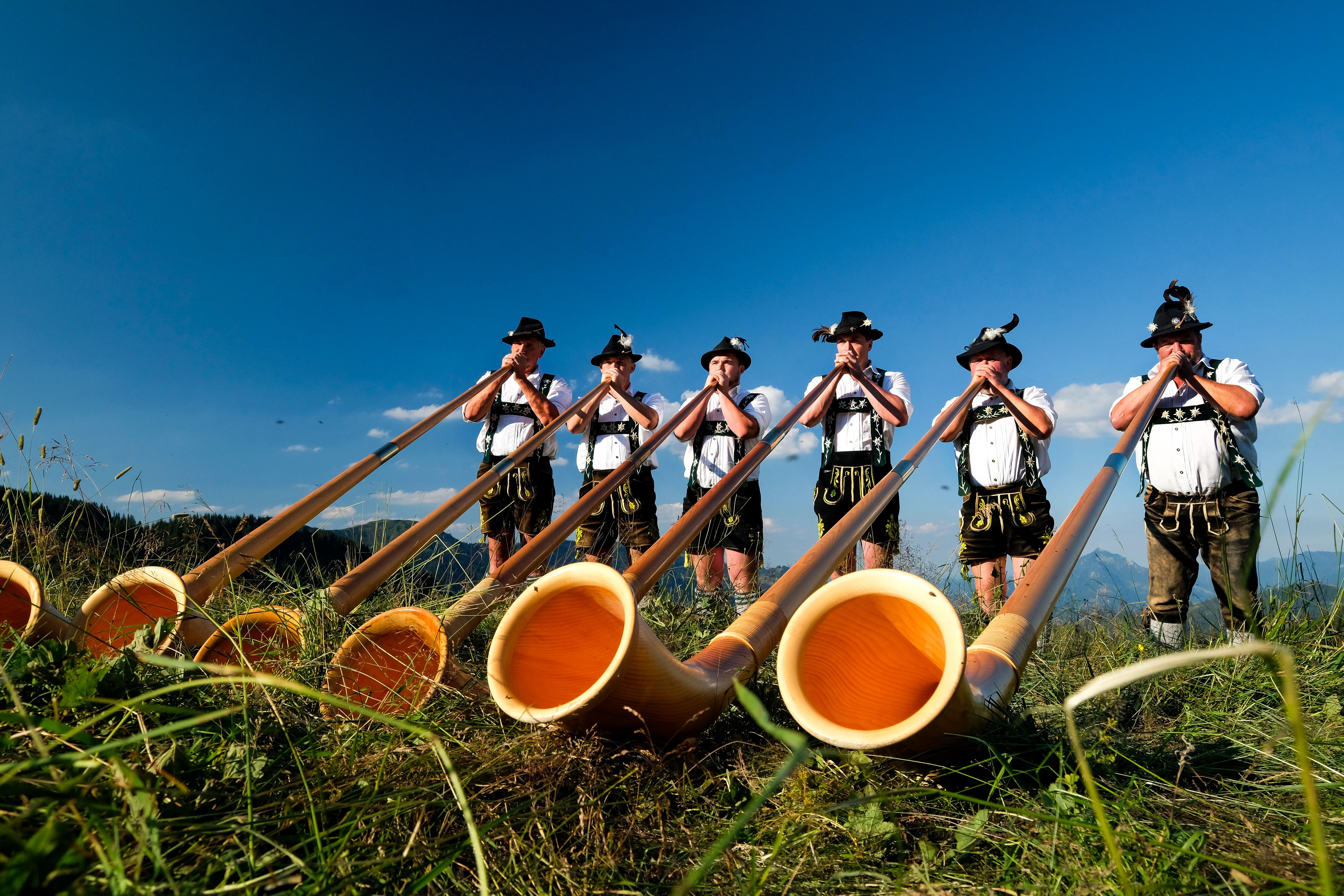 Alphornbläser gehören zum traditionellen Bild im Allgäu. Im Gunzesrieder Tal oberhalb der Alpe Höllritz wurde diese Aufnahme erstellt.