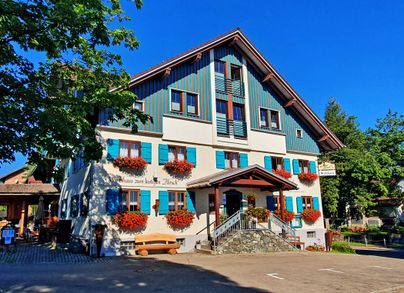 Ein Wirtshaus mit blauen Fensterläden