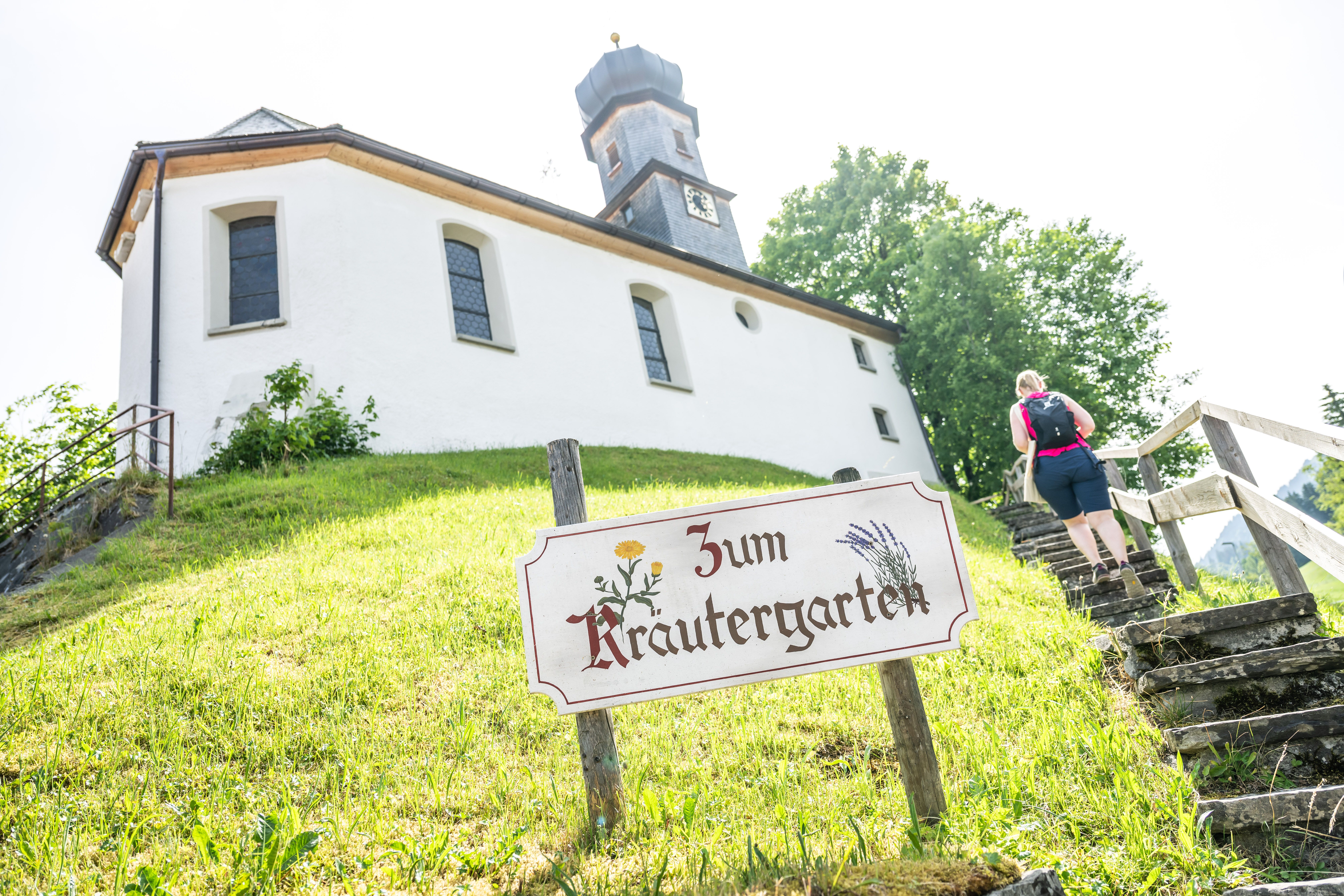 Die Kapelle "St. Nikolaus" in Gunzesried wurde nach dem Heiligen Nikolaus benannt. Eine Treppe führt zur Kapelle und zum Kräutergarten.