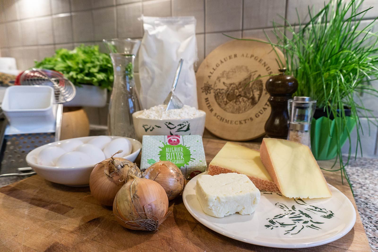 Zu den wichtigsten Zutaten zur Zubereitung des Allgäuer Kässpatzen Rezepts gehören: Eier, Mehl, Wasser, Butter, Zwiebeln ein alter und ein junger Bergkäse sowie für den besonderen Geschmack ein Weißlacker. Zum Würzen Salz und Pfeffer und als Beilage wird ein Endiviensalat serviert.