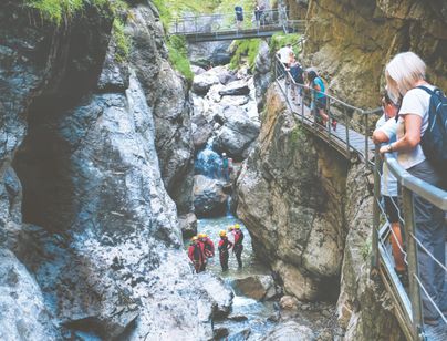 Die Besucher der Starzlachklamm in Sonthofen bewundern vom Wanderweg aus die abenteuerlustigen Canyonauten die bei ihrer Canyoningtour die Schlucht passieren.
Das Canyoning wird besonders in der Klamm in Sonthofen immer beliebter.