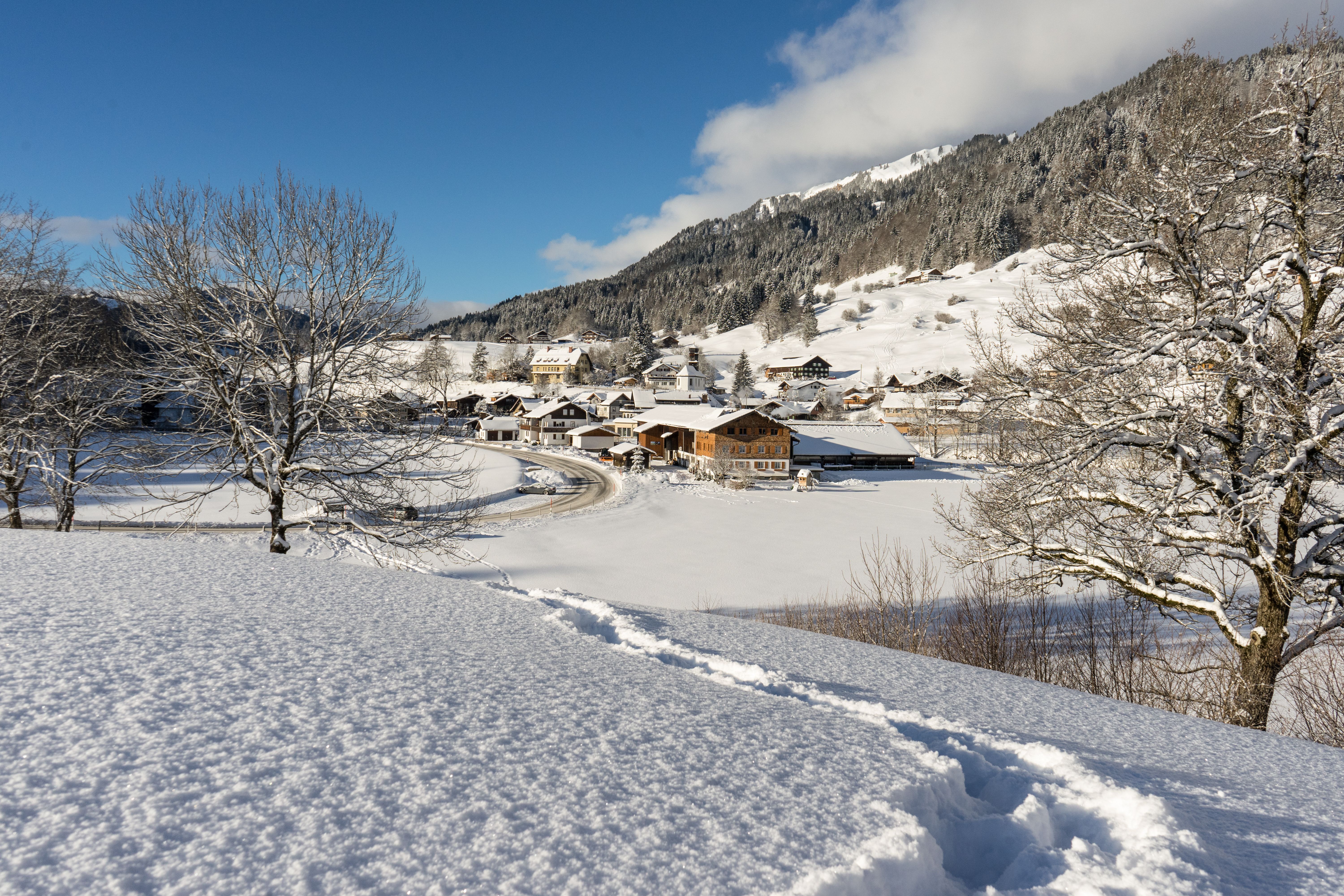 Ein Blick über das verschneite Gunzesrieder-Tal im Winter. Gunzesried ist ein Ortsteil der Gemeinde Blaichach. Im Winter kommen hier sowohl Skifahrer als auch Langläufer voll auf ihre Kosten. Das Tal bietet Platz für Schneeschuhtouren und auch Möglichkeiten für Skitourengeher.