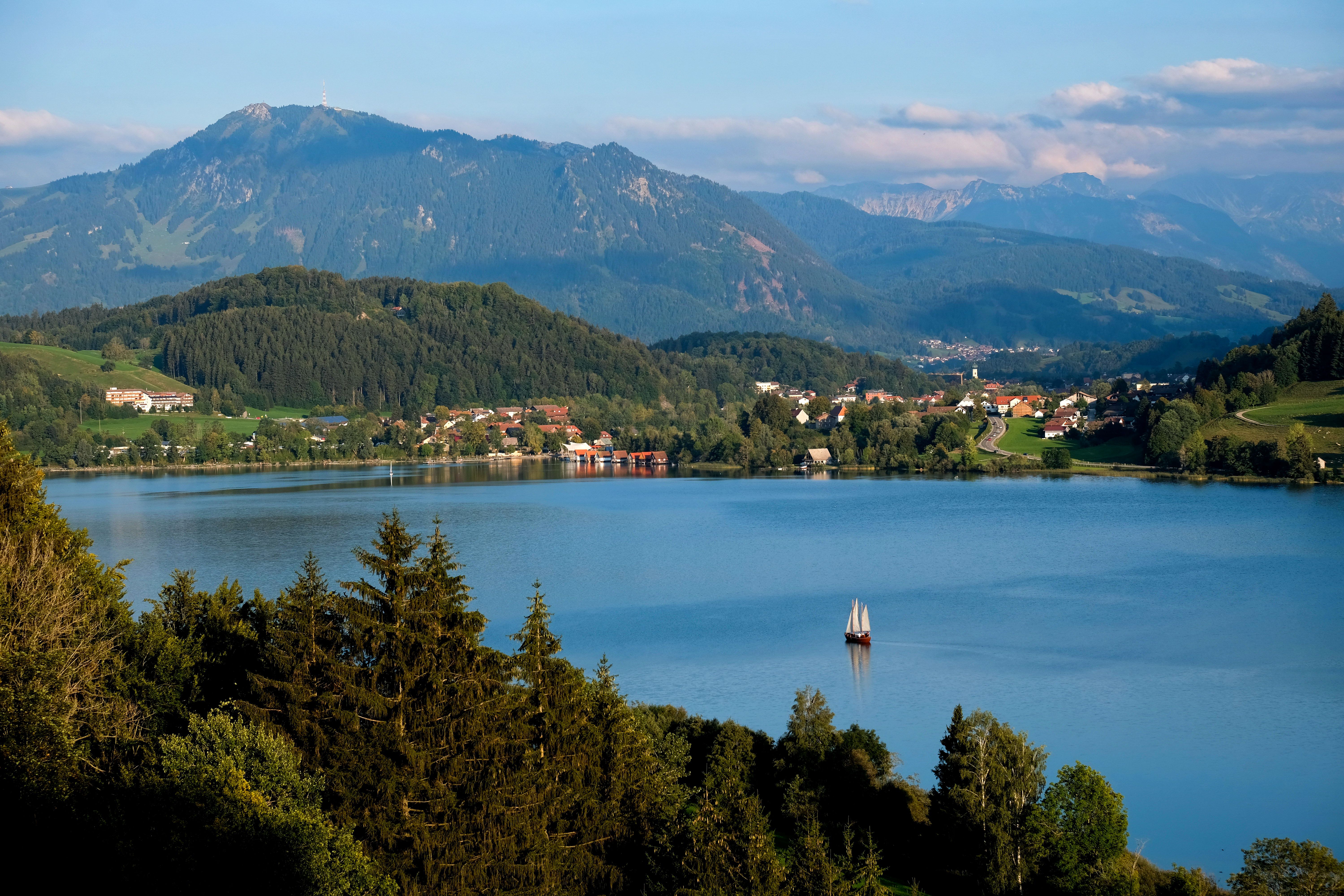 Der Große Alpsee bei Immenstadt ist mit 2,5 km2 der größte Natursee im Allgäu und gehört somit ohne Zweifel zu den wichtigsten Sehenswürdigkeiten. Der See erstreckt sich von West nach Ost mit gut 3 km Länge, von Nord nach Süd mit fast 1 km Breite und einer maximalen Tiefe von 22 m.Mit einem Umfang von 8 km ist der Natursee umrundet von Grünflächen aber auch Kies, Steinen und Sand. Der Flache Einstieg bietet die ideale Voraussetzung zum Baden und ist dadurch das perfekte Ausflugsziel für den Familienurlaub im Allgäu.