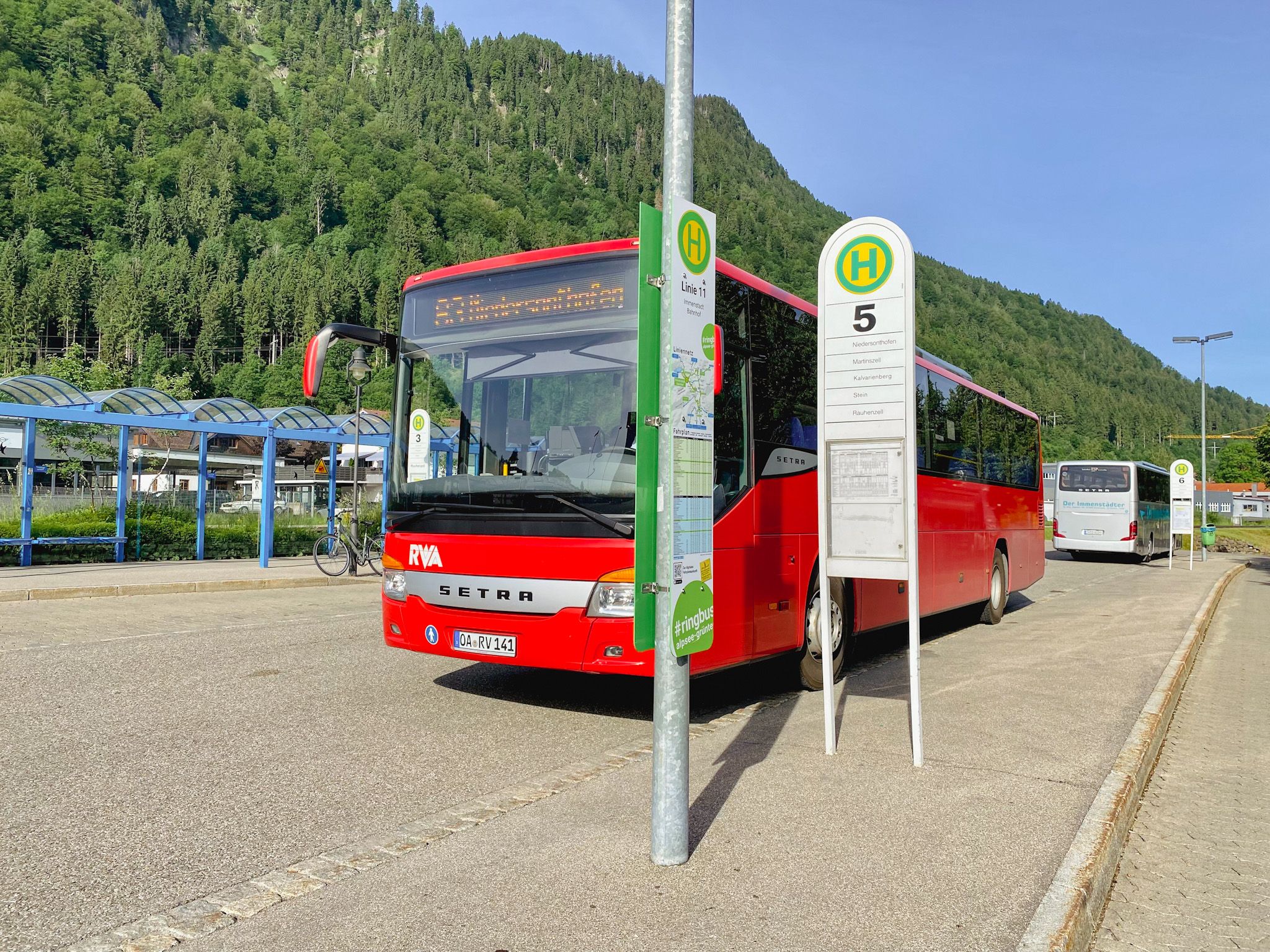 Die Bus Linie 83 unterwegs nach Niedersonthofen auf dem Busbahnhof in Immenstadt.