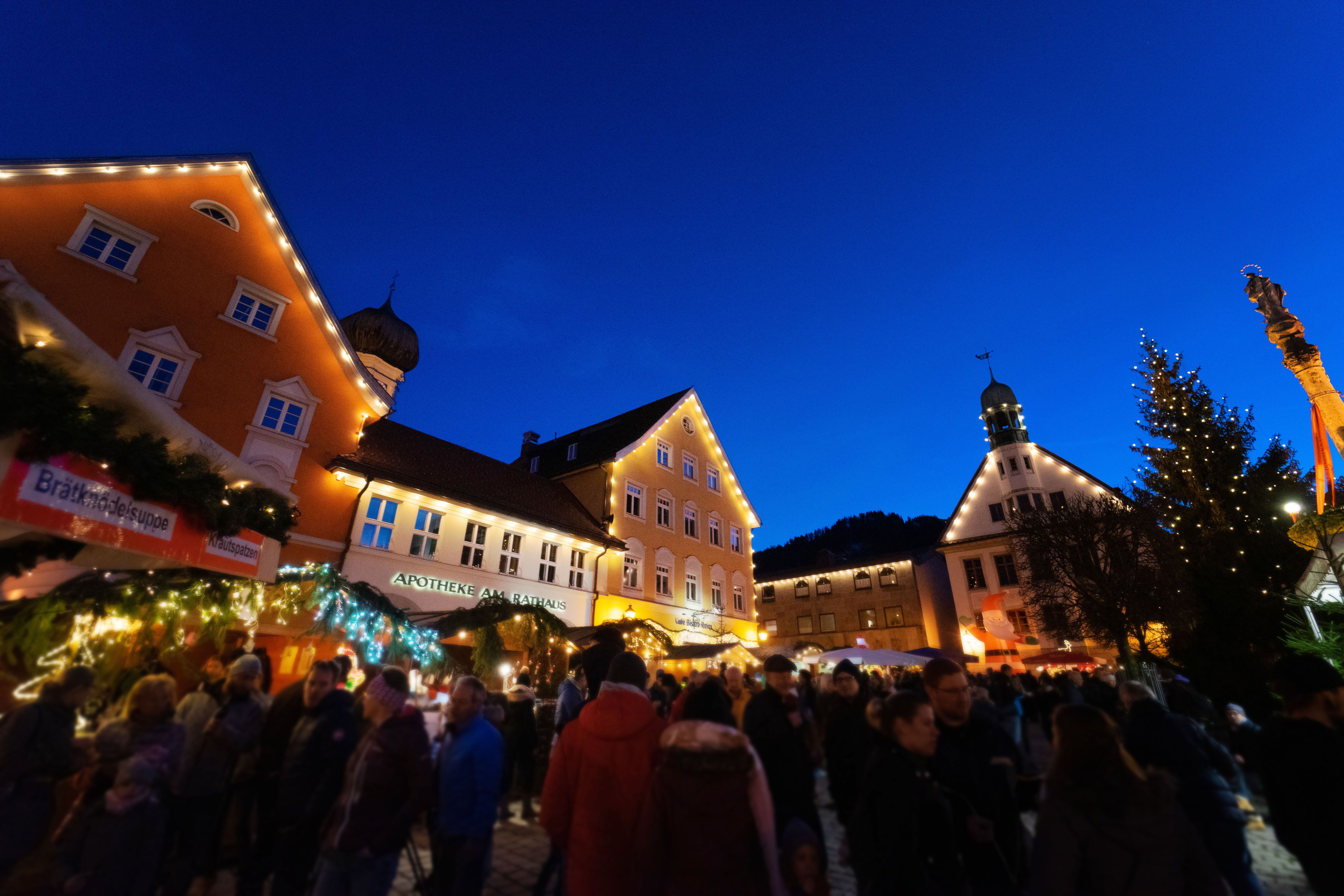Der Marienplatz in Immenstadt erstrahlt während der Vorweihnachtszeit in vielen Lichtern.
