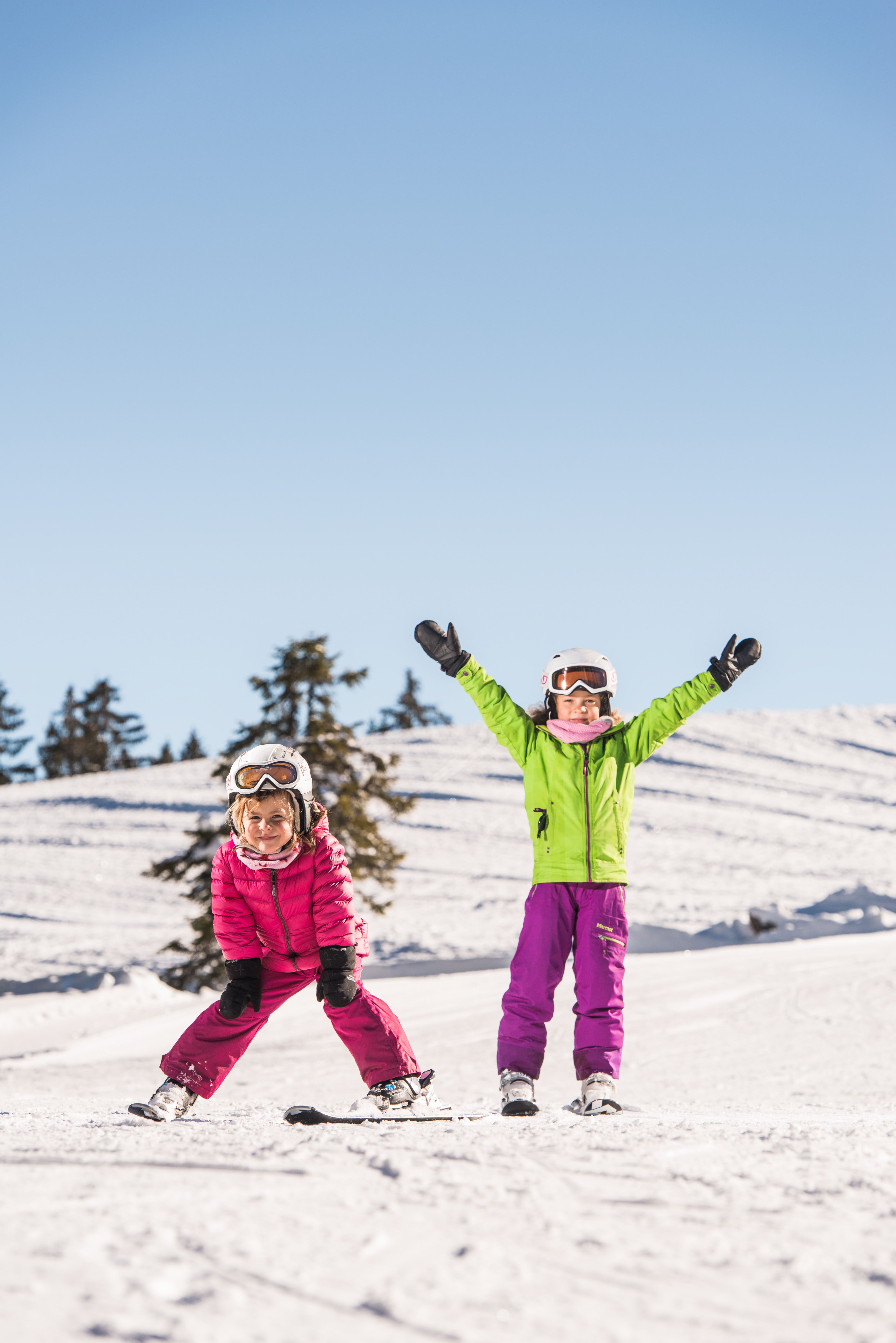 Zwei Mädchen fahren Ski am Ofterschwanger Horn. Das 1.406 Meter hohe Ofterschwanger Horn erhebt sich über der Gemeinde Ofterschwang und liegt südlich von Gunzesried (Blaichach).