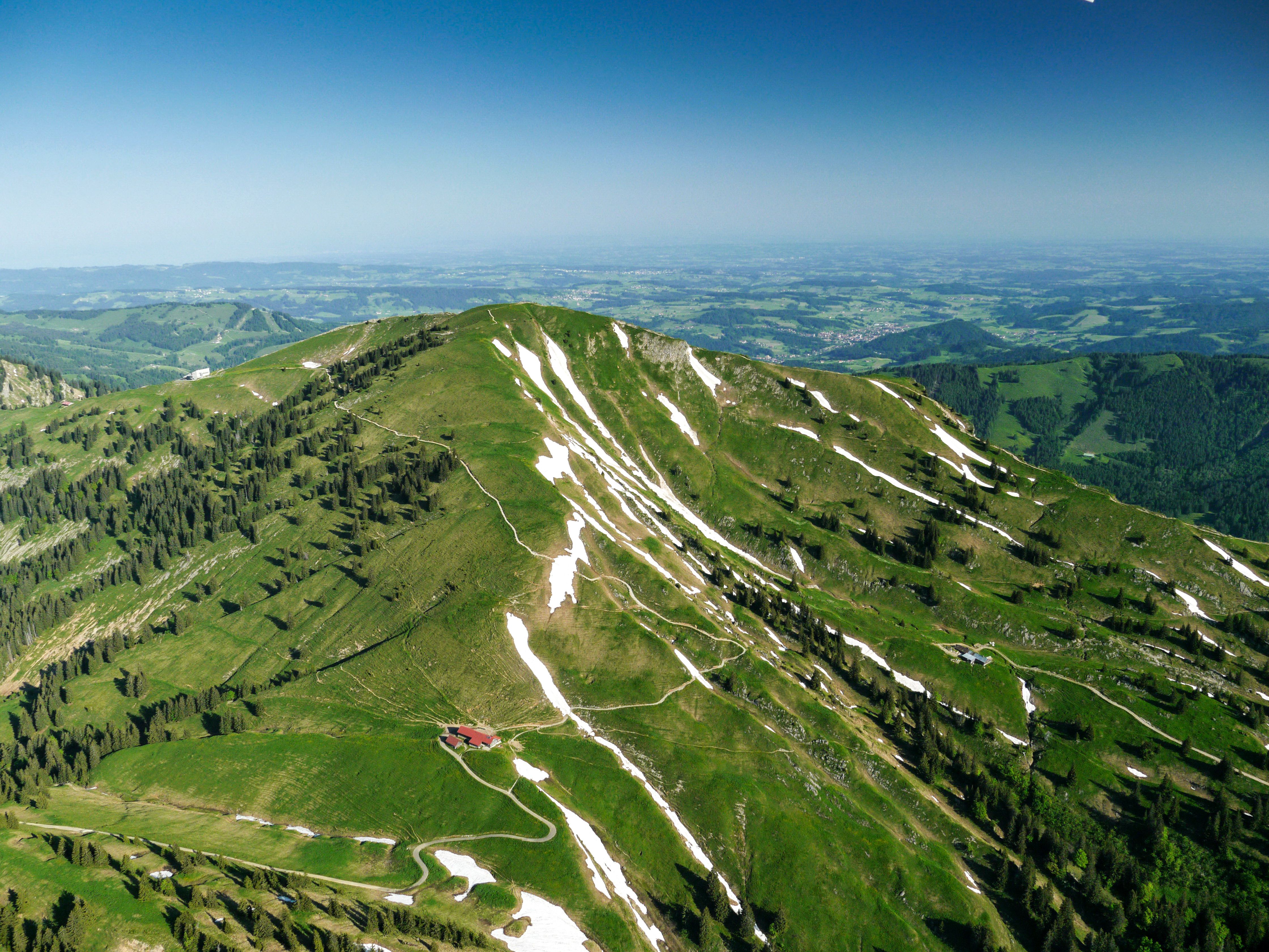 Der Hochgrat ist ein 1834 Meter hoher Berg in den Allgäuer Alpen. Er hat als höchste Erhebung der Nagelfluhkette und des gesamten Allgäuer Voralpenlandes eine herausragende touristische und geographische Bedeutung. Von dort aus hat man eine wunderbare Aussicht auf die Region Alpsee-Grünten.